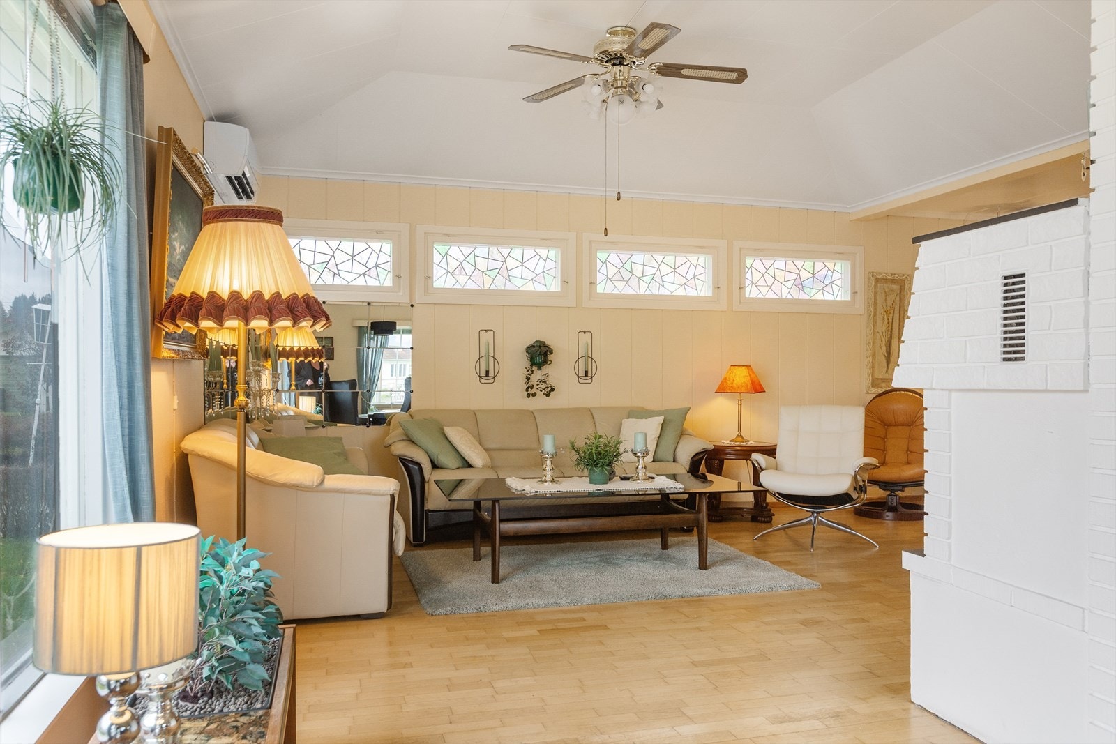 Stue med god plass - God takhøyde på nærmere 3 meter Galleribilde