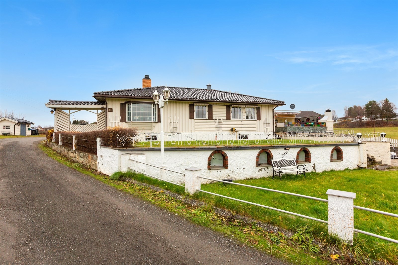 Fasade sørsiden - Bod til venstre i bildet medfølger eiendommen Galleribilde