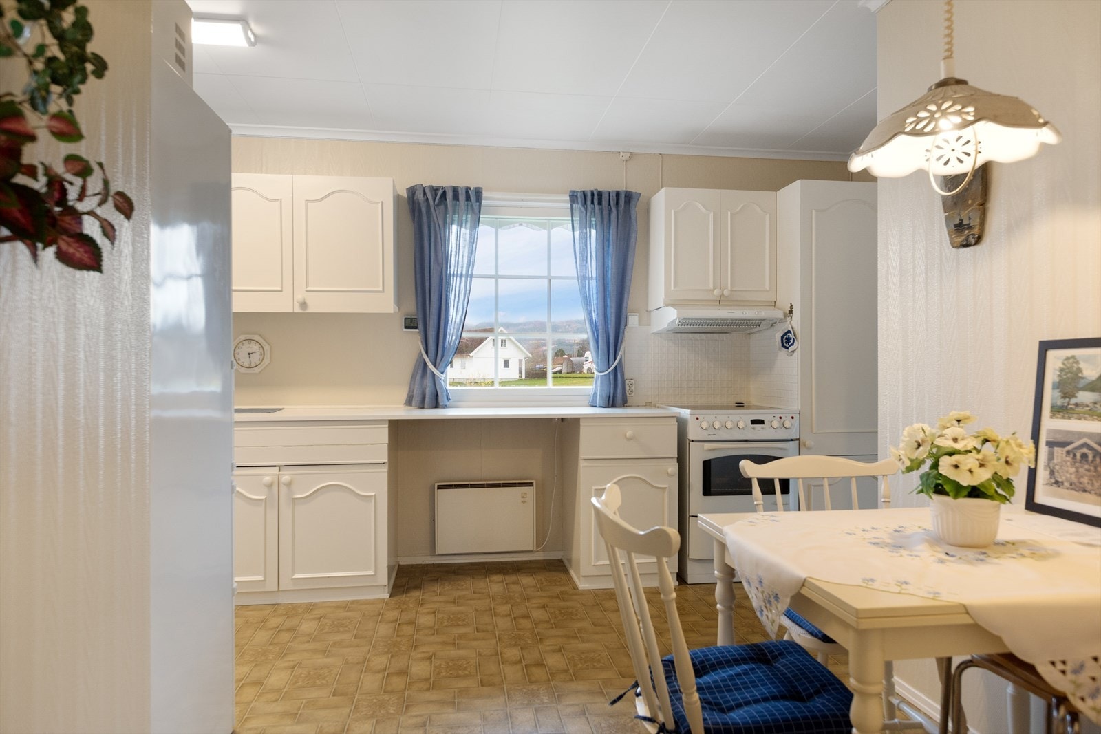 Kjøkken har lang benkeplate og godt med skap - Fint å lage taco, pizza eller bake, etc Galleribilde