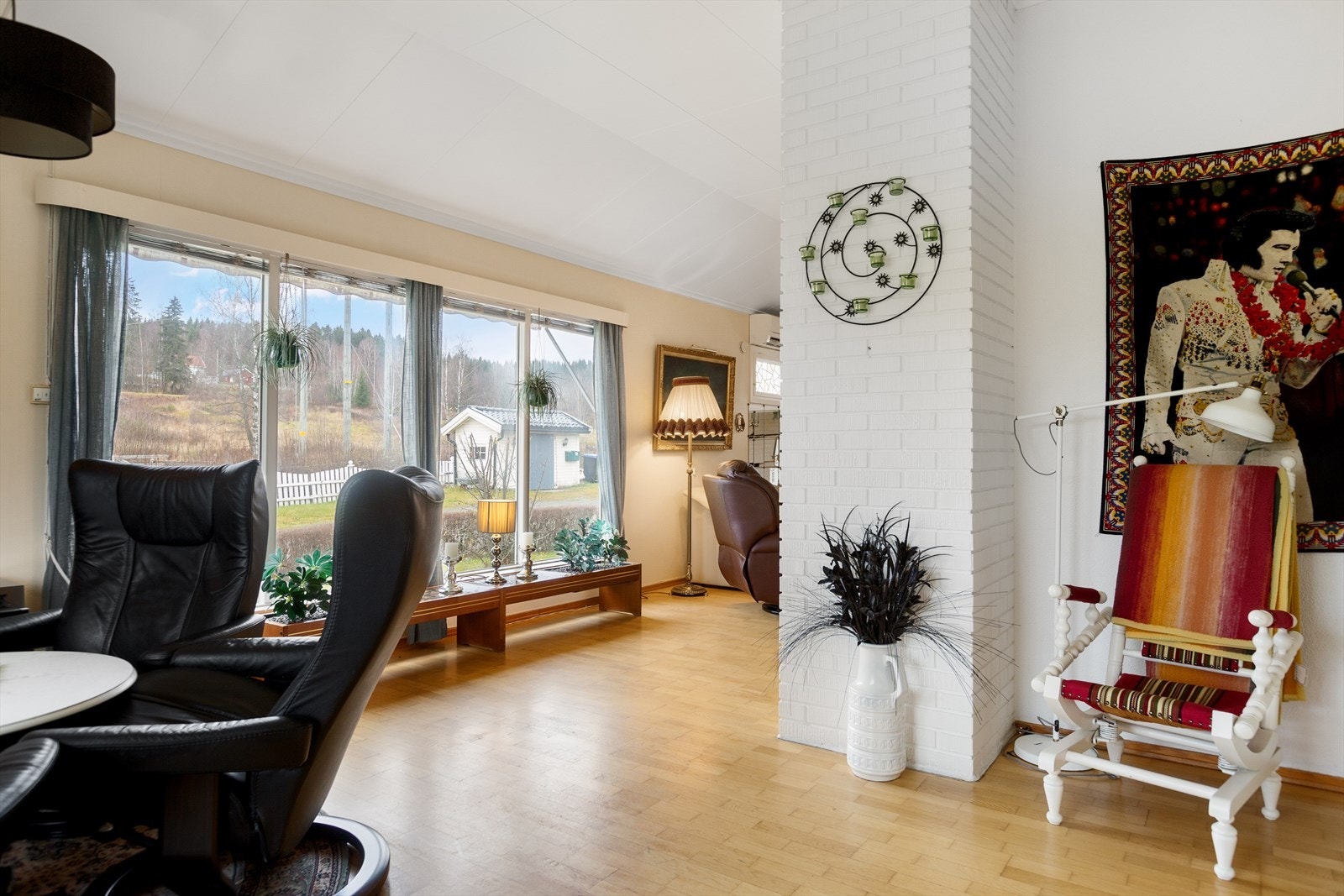 Stue med godt gjennomlys fra store vinduer Galleribilde