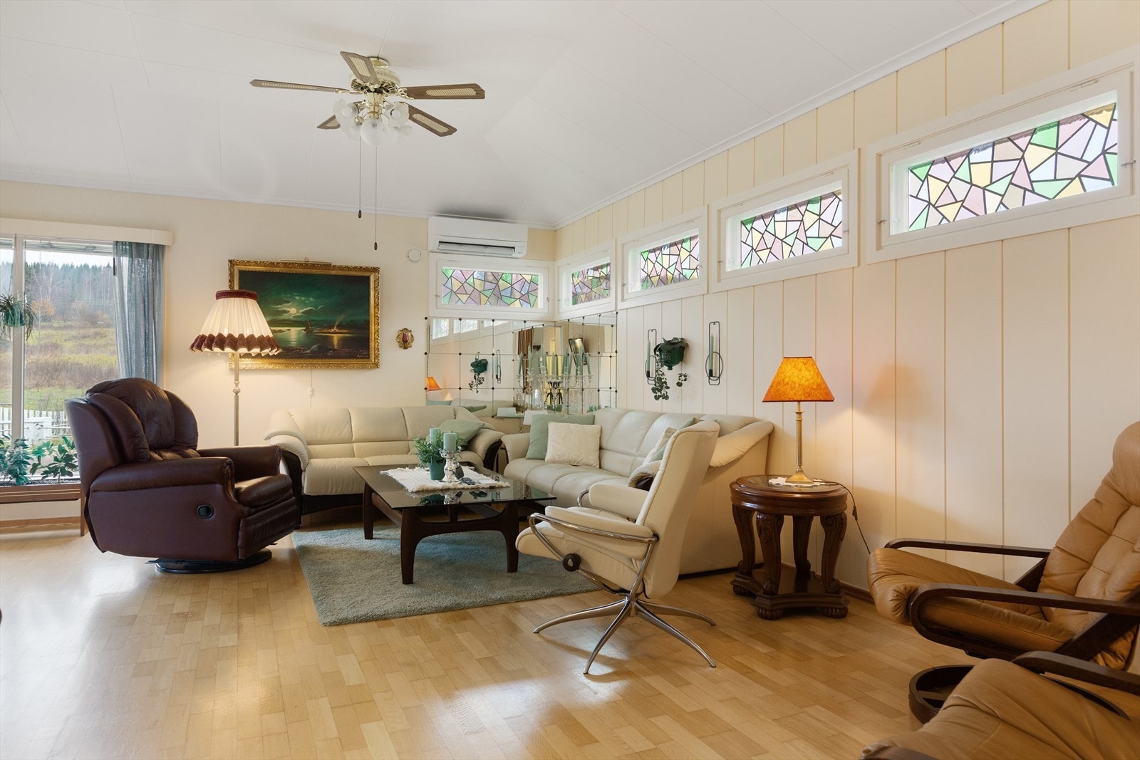 Stue med godt gjennomlys - Varmepumpe Galleribilde