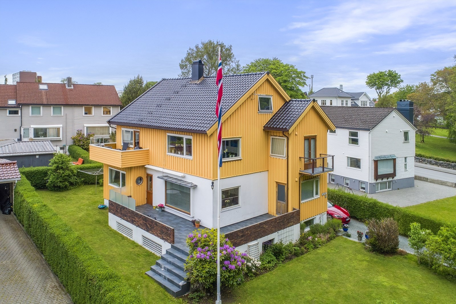 EiendomsMegler1 v/Sjur Svihus presenterer Eiganesveien 123. Foto: Asle Haukland. Bildet er benyttet i boken: Eiganesveien, hvor dette huset er omtalt. Galleribilde