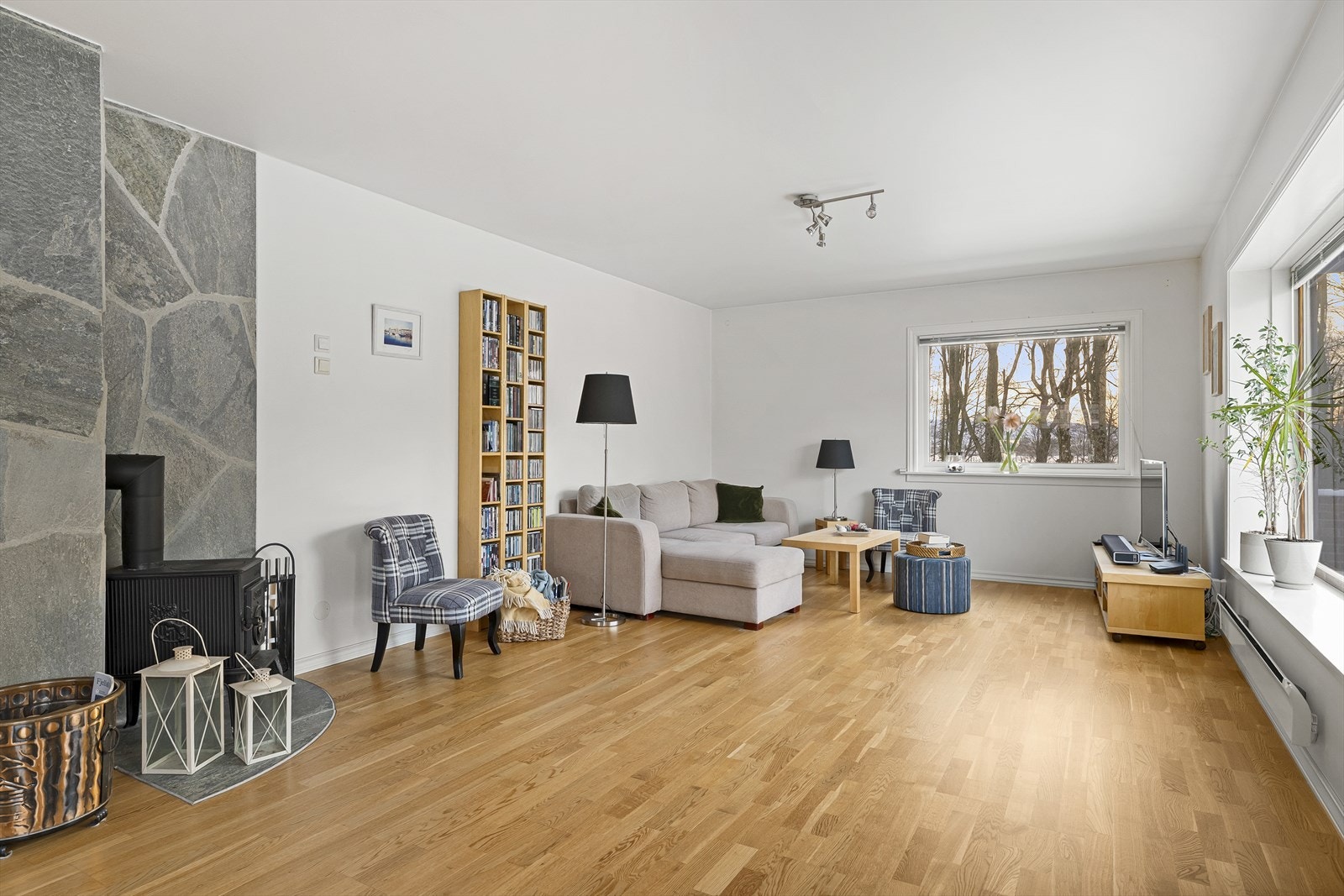 Lys og lekker stue i 1. etasje Galleribilde