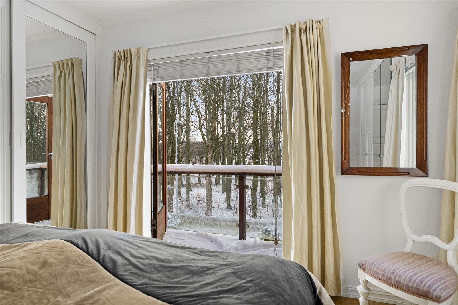 Dobbel eikedør ut til luftebalkong Galleribilde