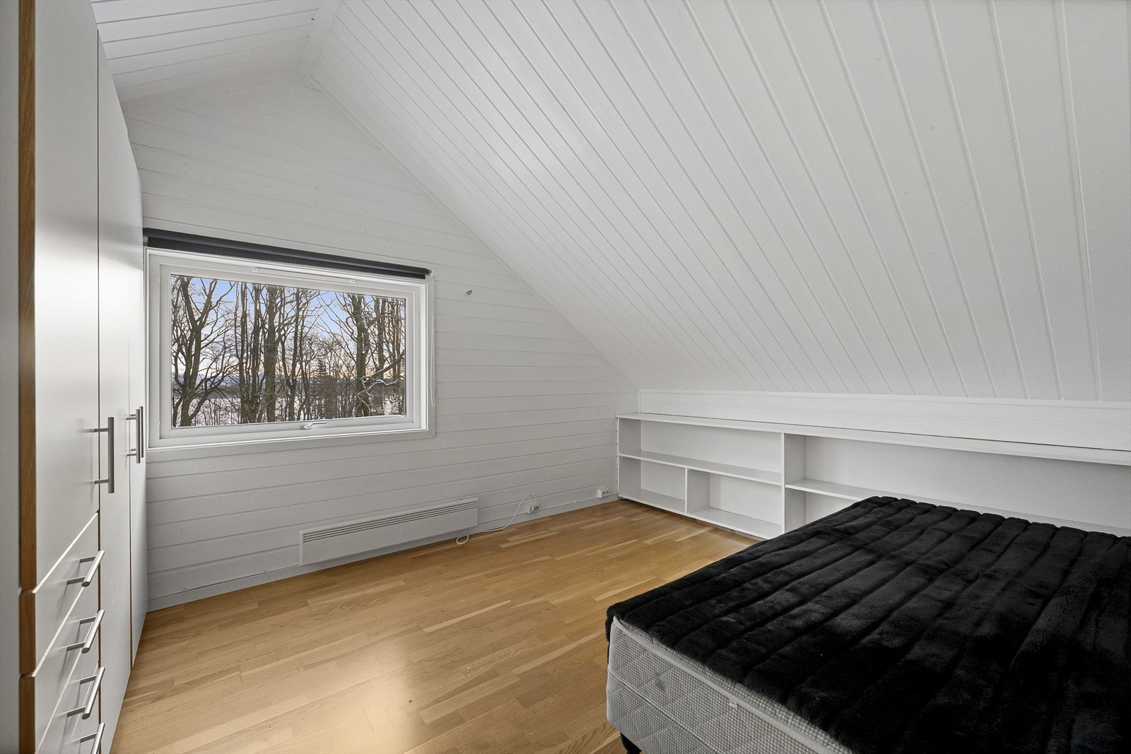 Romslig soverom i 3. etasje med god takhøyde. Galleribilde