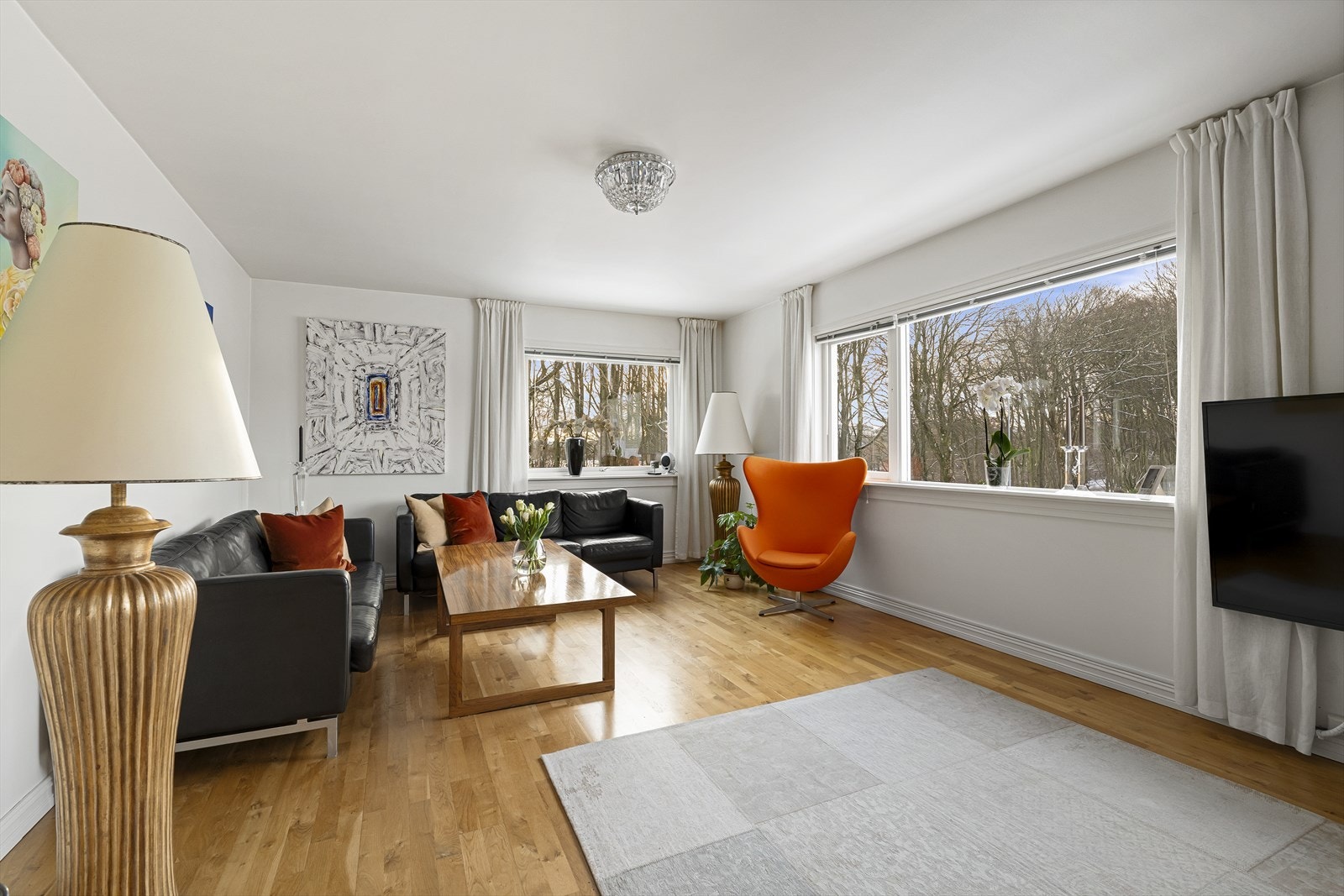 Lys og åpen stue i 2. etasje Galleribilde