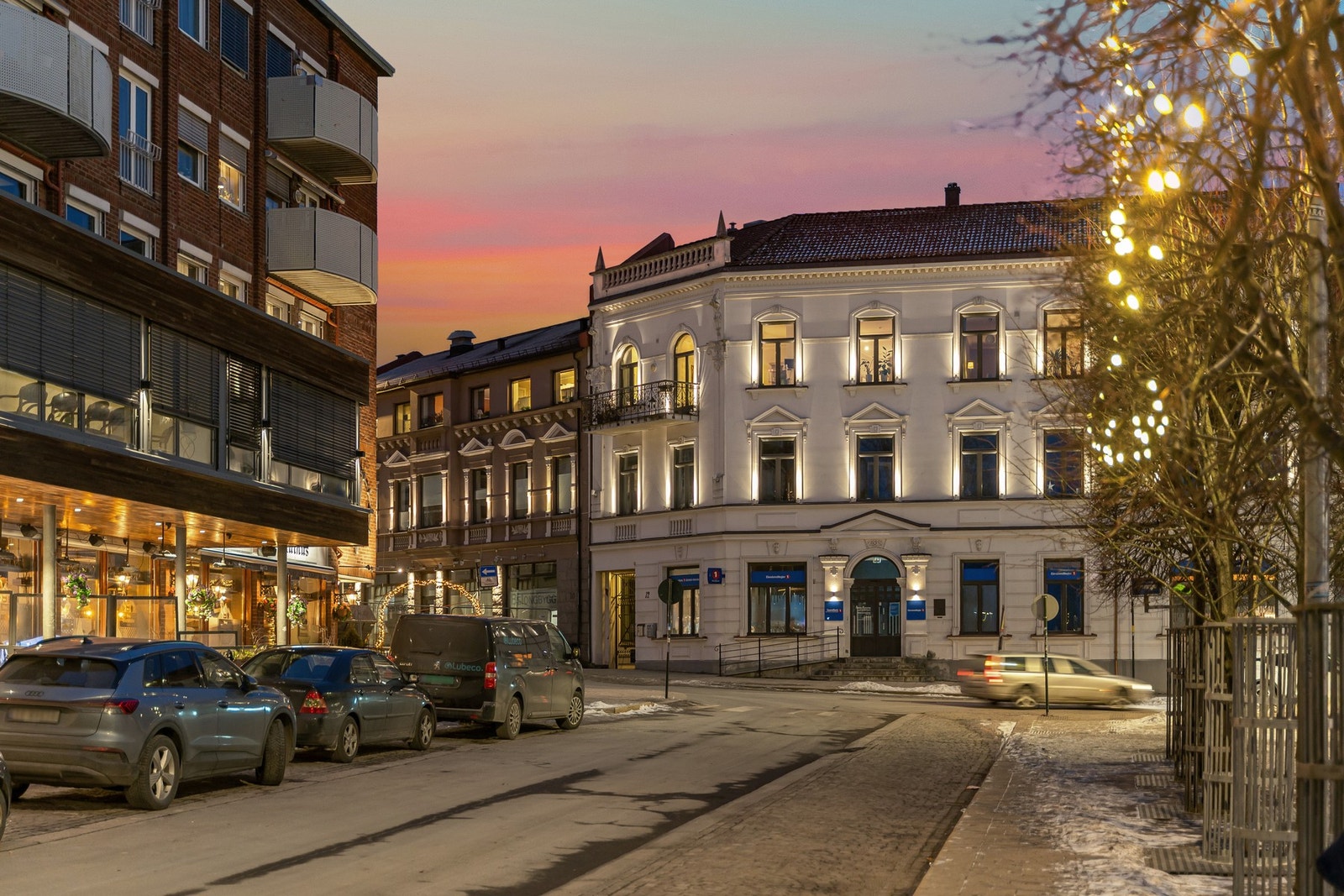 Bygningen er oppført på tomten der det tidligere tradisjonsrike
Kristiansen hotell stod. Galleribilde
