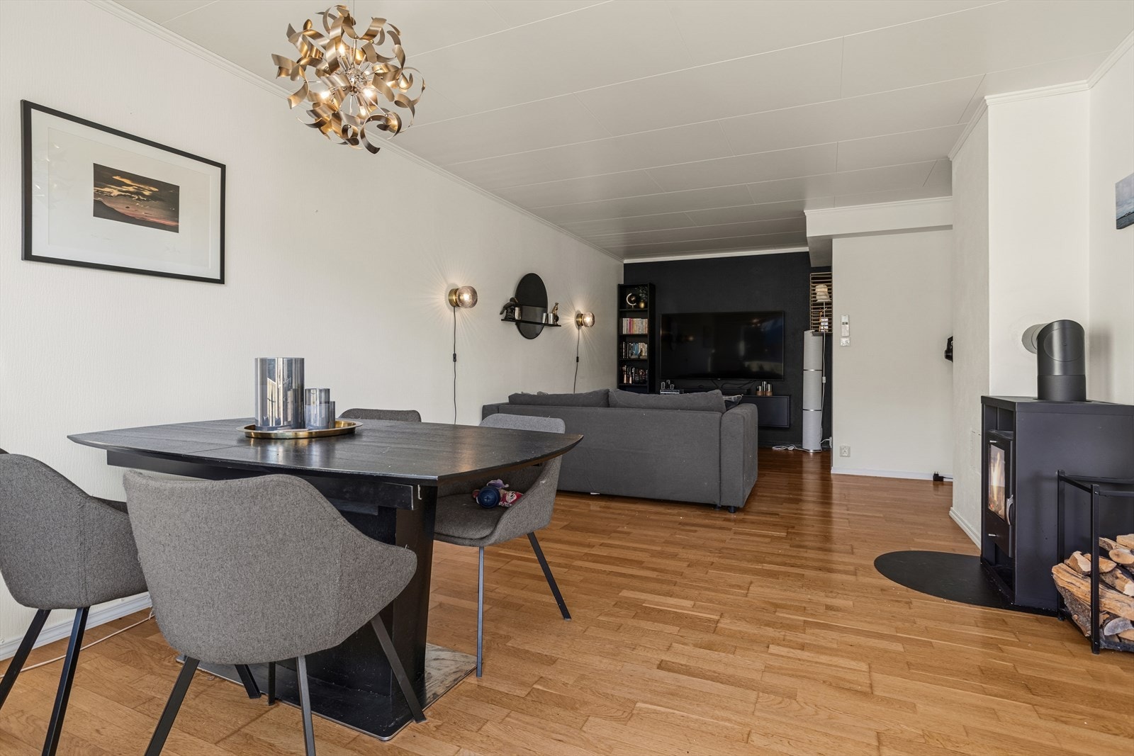 Den romslige stuen byr på gode møbleringsmuligheter Galleribilde