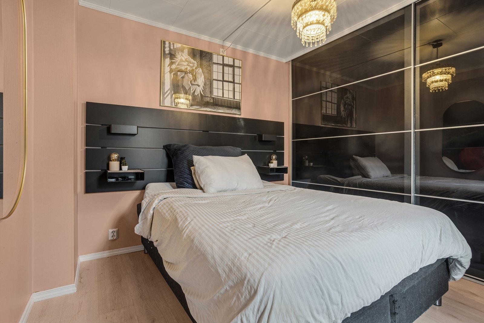 Hovedsoverommet er lunt og innbydende, på hele 10,8 m², med god plass til seng og rikelig oppbevaring i den store garderobeløsningen. Galleribilde