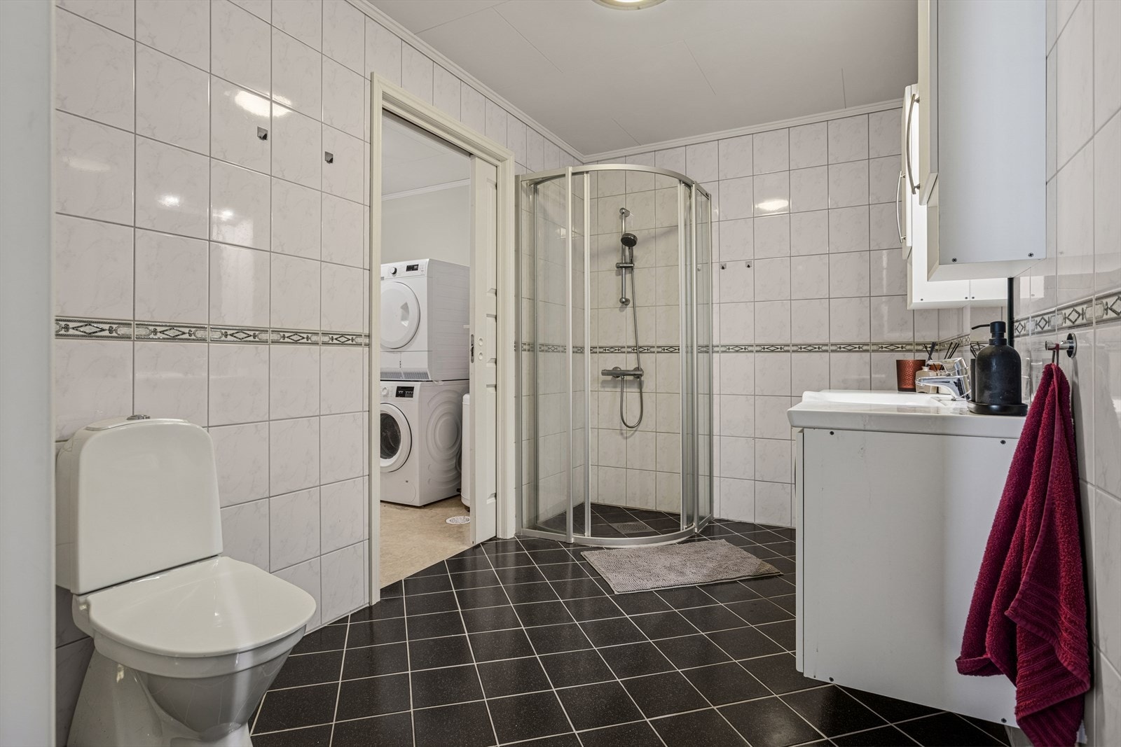 Badet er romslig og praktisk utformet, det er fliser på både gulv og vegger samt varme i gulvet . God plass til dusjløsning, oppbevaring og vaskesone. Galleribilde