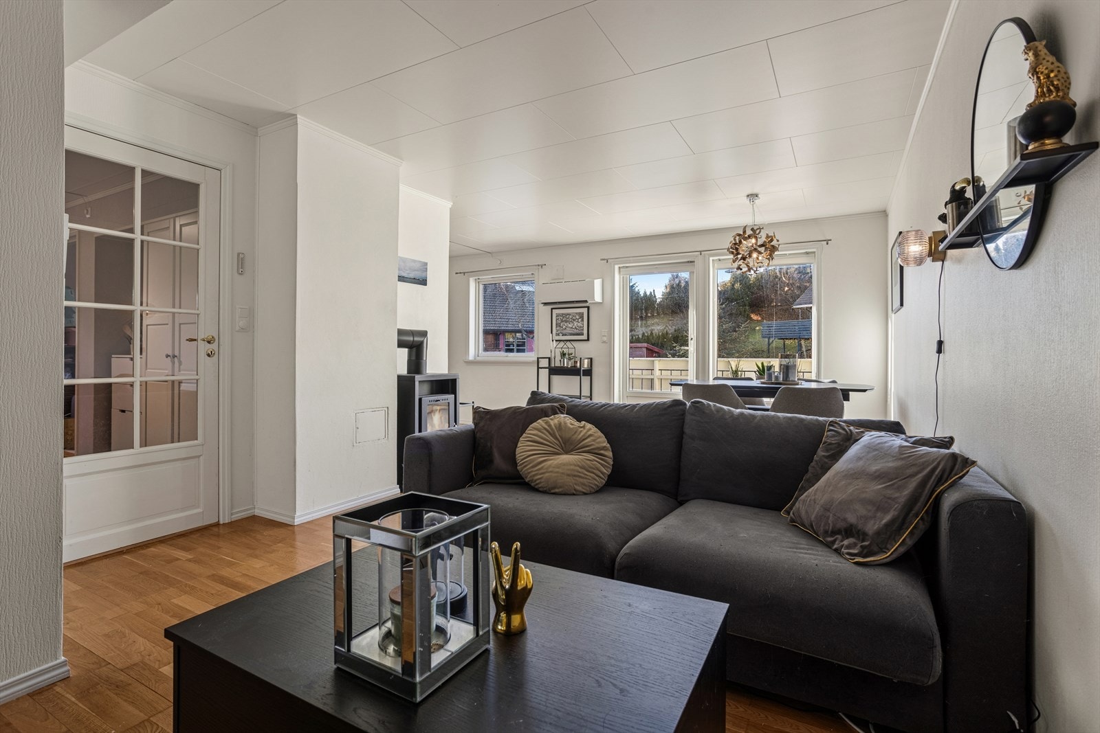 Vi beveger oss inn i den åpne stue- og kjøkkenløsningen, et lyst og innbydende allrom på ca. 31 m². Galleribilde