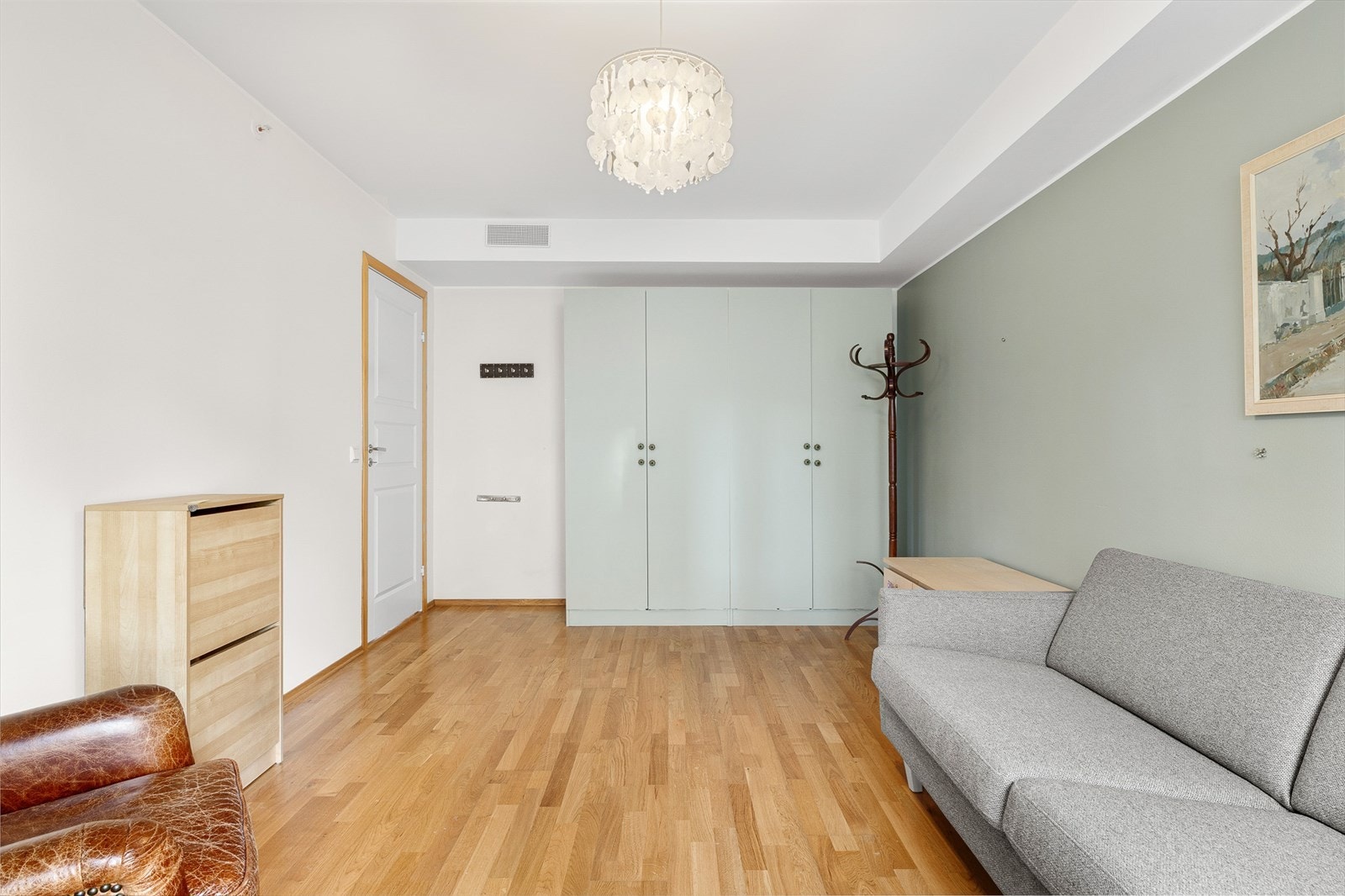 Rommet er av god størrelse og oppleves lyst og fint! Galleribilde