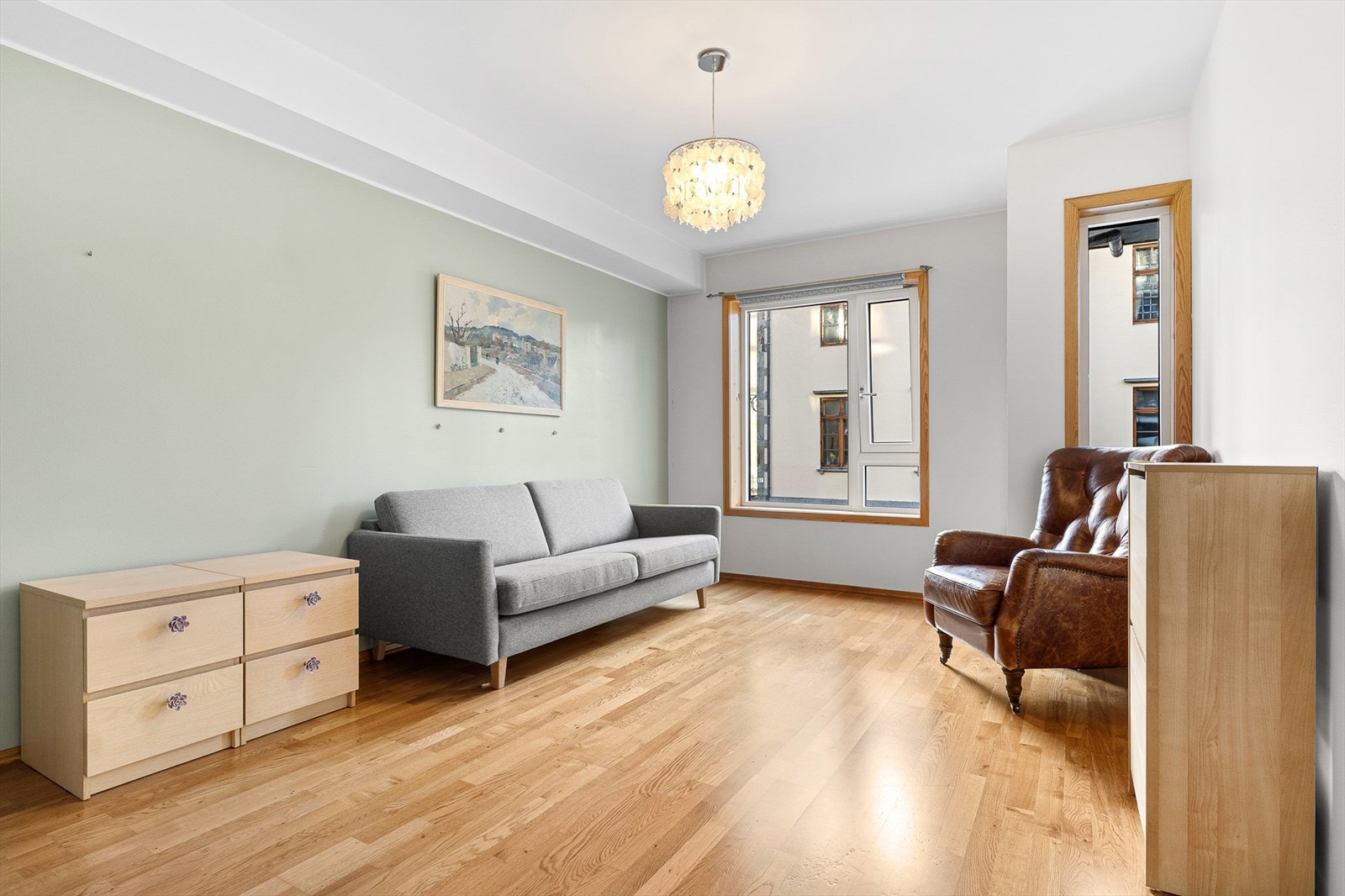 Det er et romslig soverom på hele 16,0 m². Galleribilde