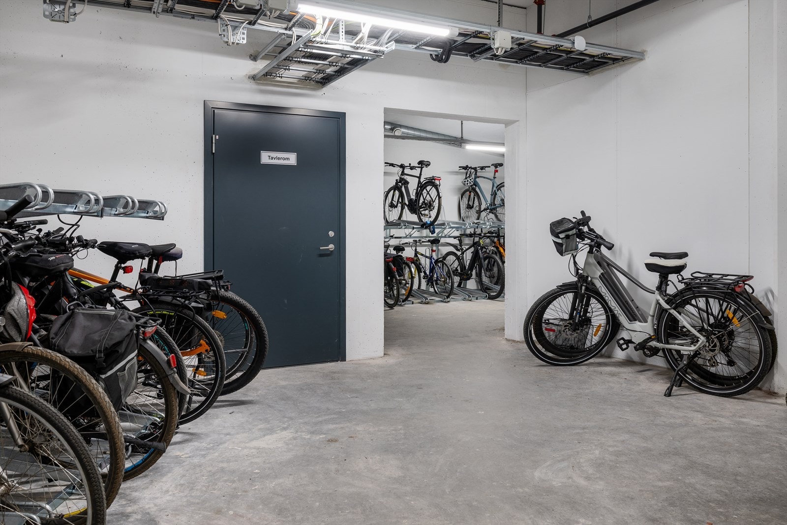Felles sykkelparkering innendørs Galleribilde