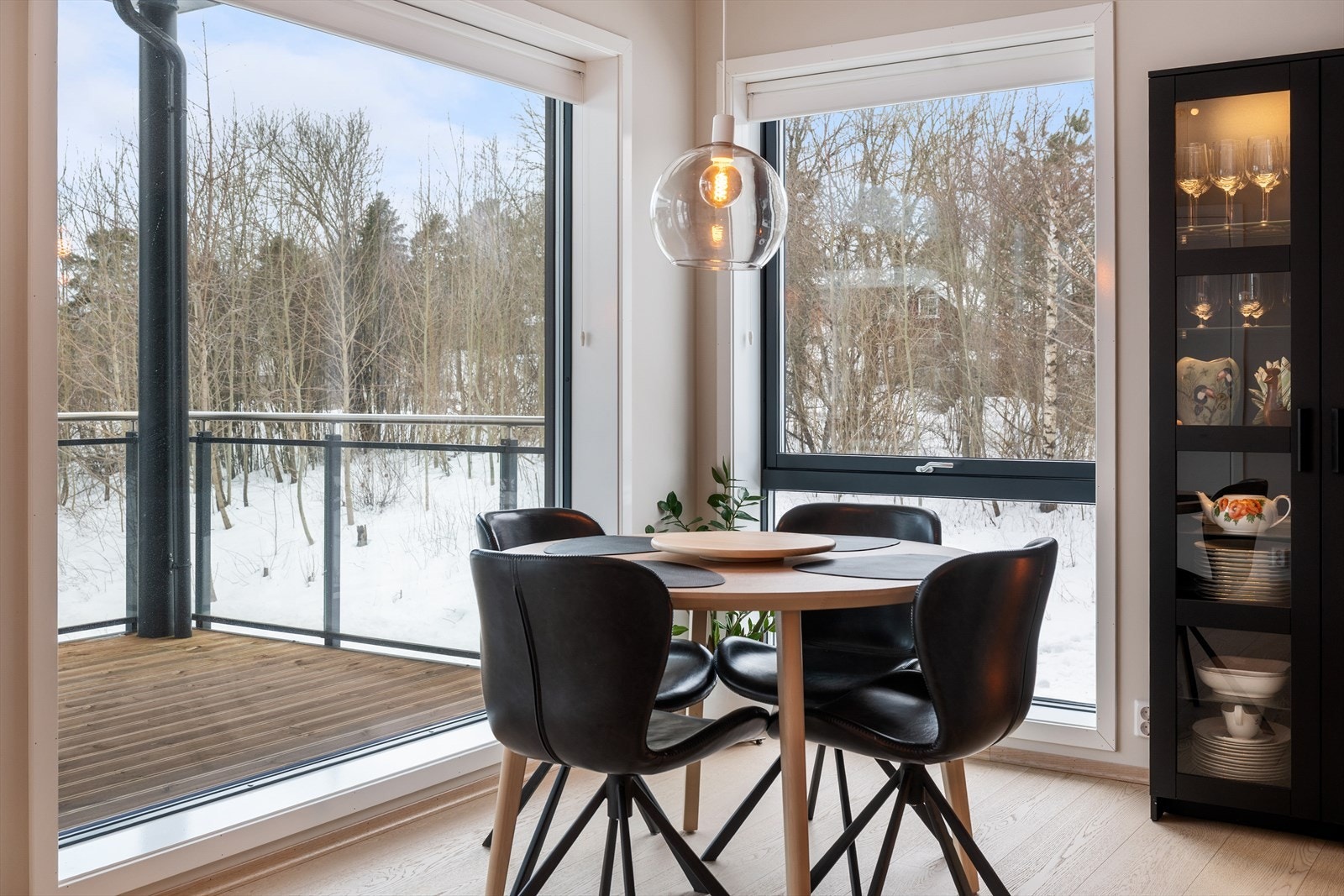 Det er montert solskjerming i stuen Galleribilde