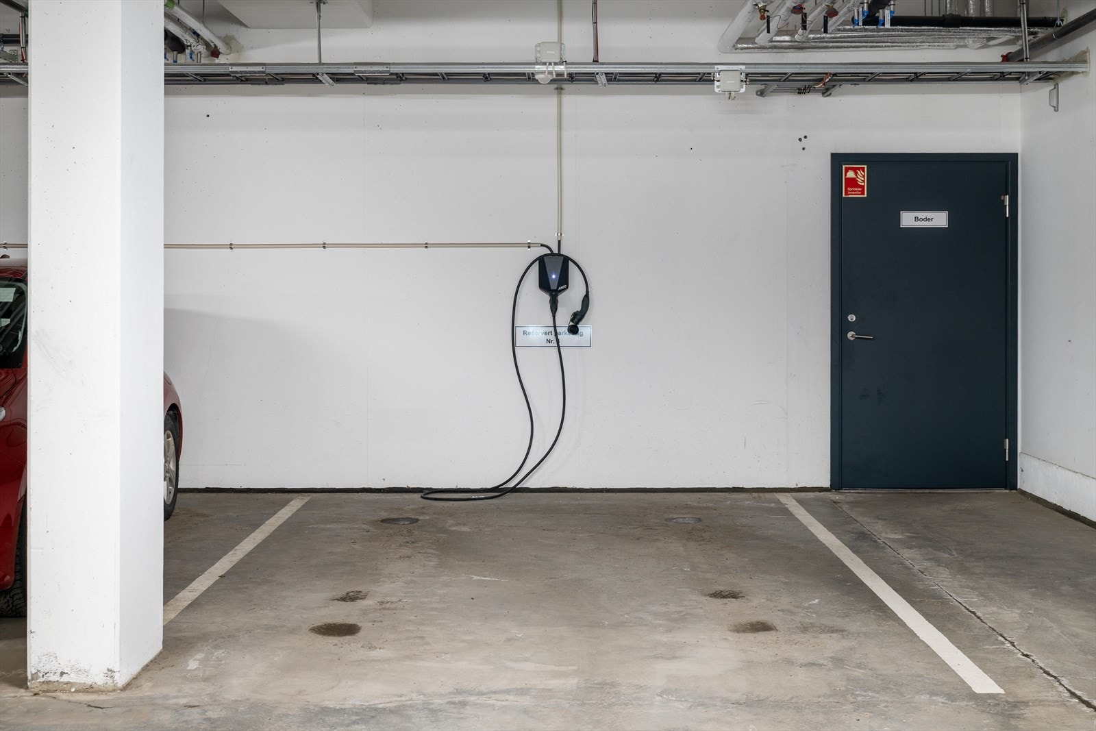 Parkeringsplass med elbillader i garasjekjeller Galleribilde