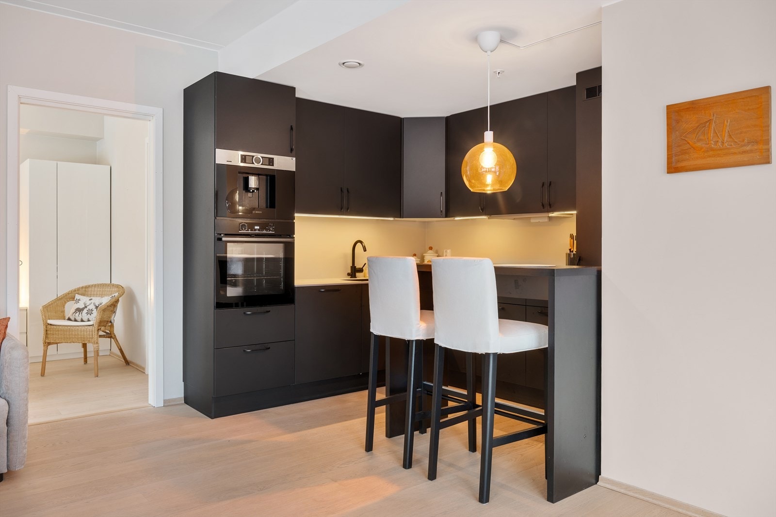 Kjøkkenet har integrert kjøleskap/frys, oppvaskmaskin, stekeovn med pyrolyse, platetopp (medfølger ikke da den tilhører hjelpemiddelsentralen) og kaffemaskin. Galleribilde