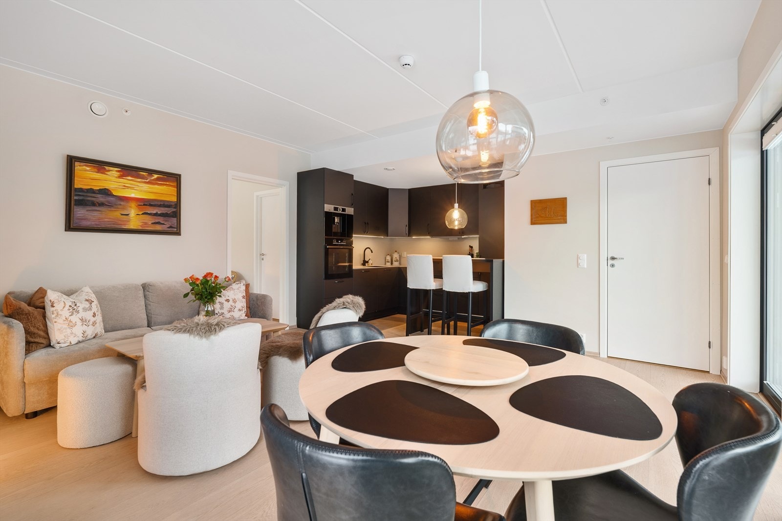 Stue og kjøkken er i åpen løsning Galleribilde