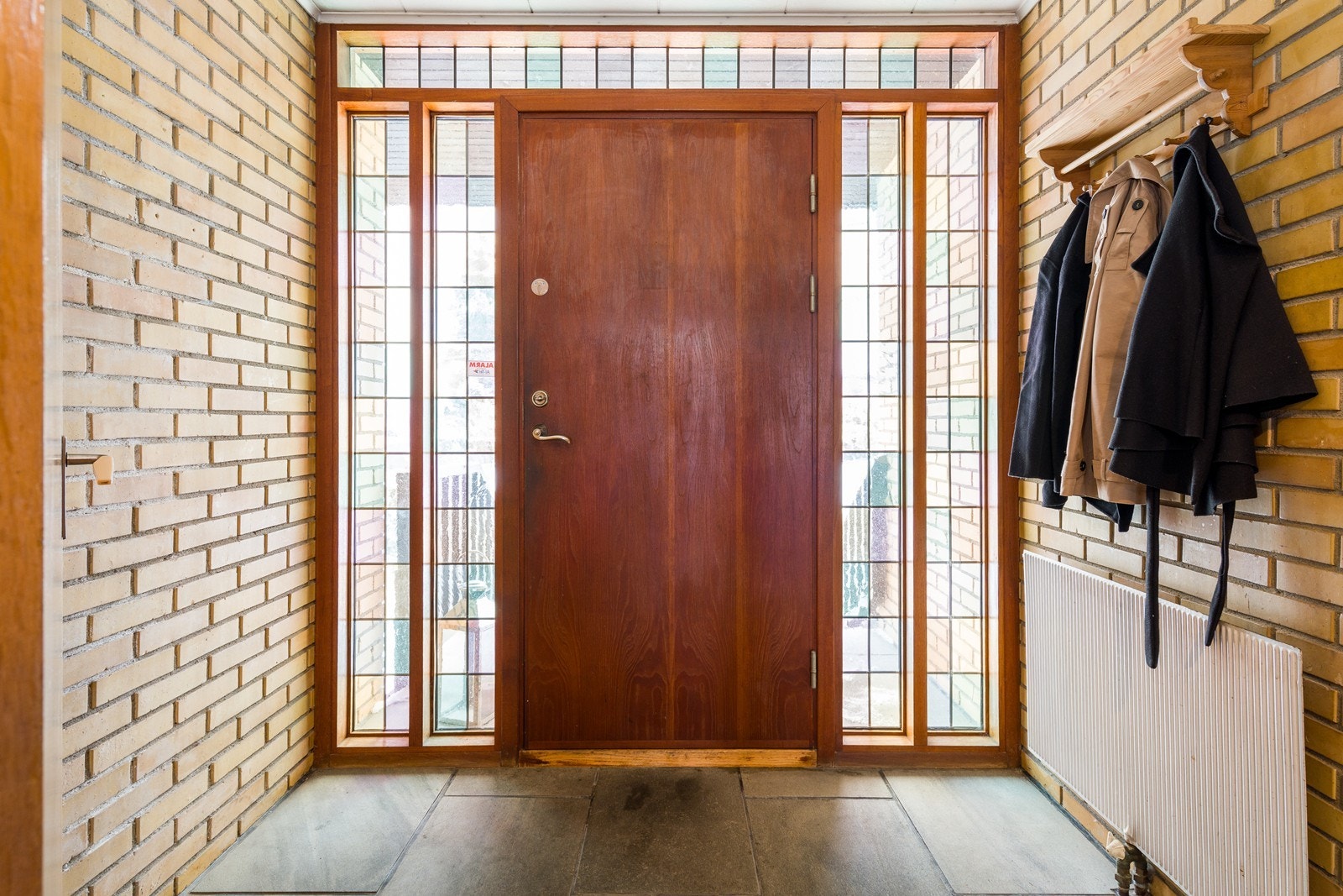 Fliser på gulvet gir en solid og lettstelt entré. Galleribilde