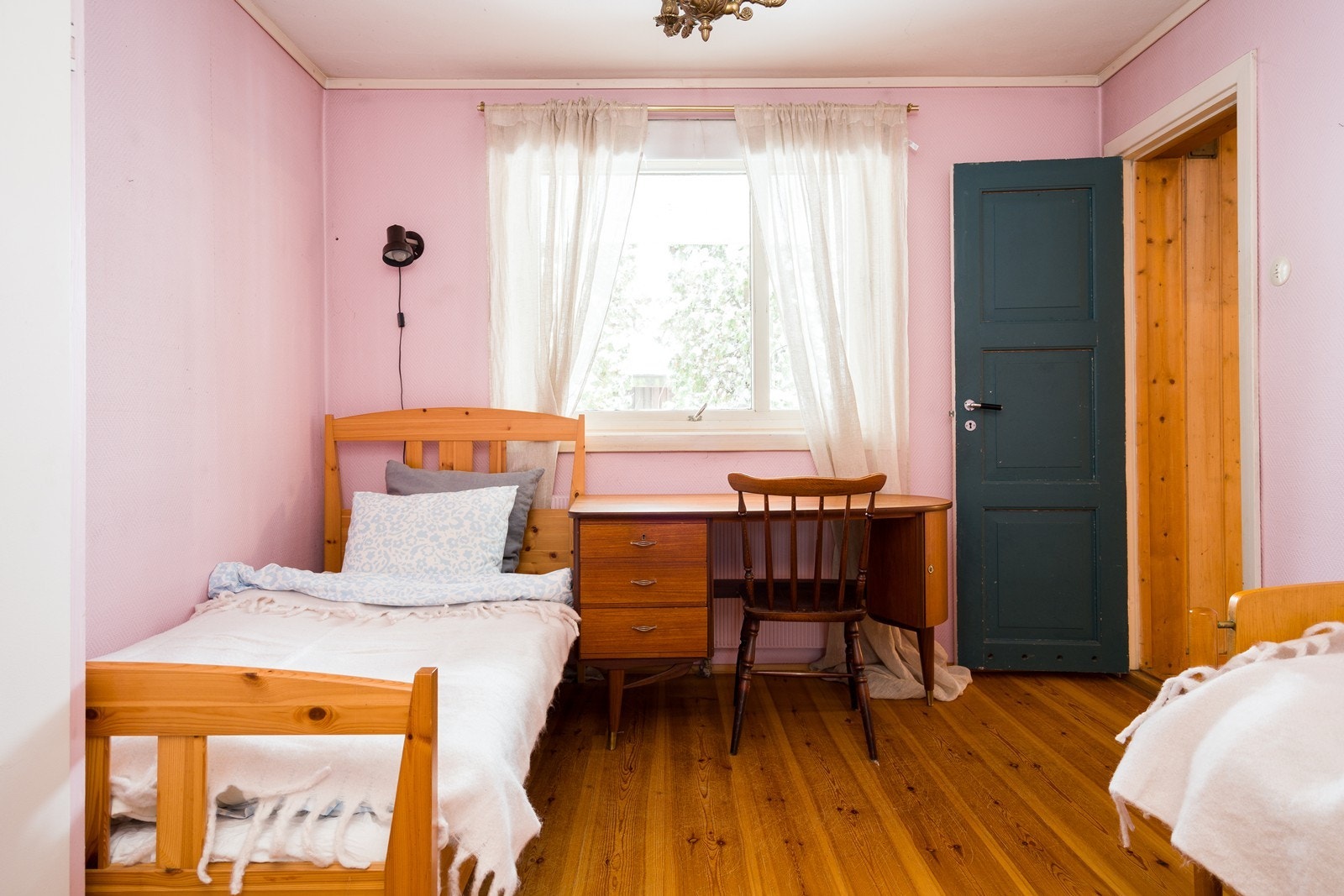 I underetasjen ligger det siste soverommet, som er av god størrelse. Her kan gjester overnatte i en usjenert atmosfære. Galleribilde