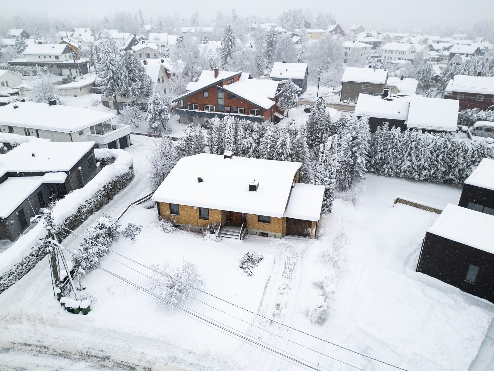 Eneboligen ligger i et område med variert terrengfall, noe som kan påvirke drenering. Galleribilde