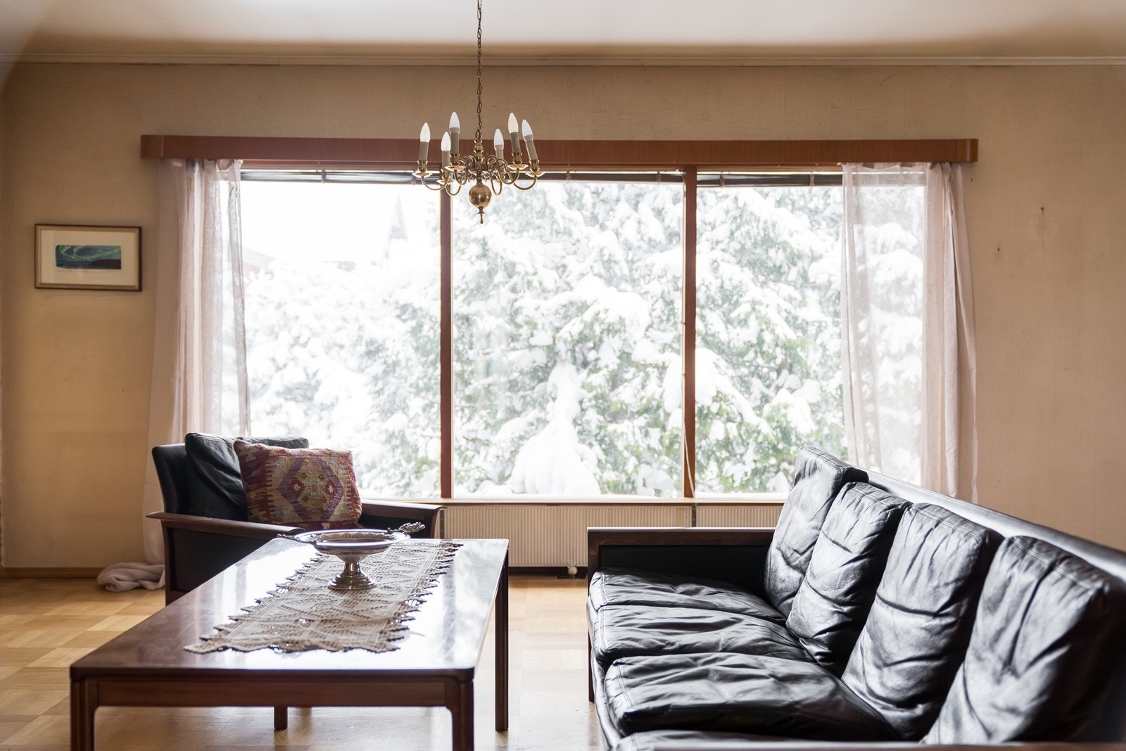 Stuen har parkettgulv som gir et klassisk og tidløst uttrykk. Galleribilde