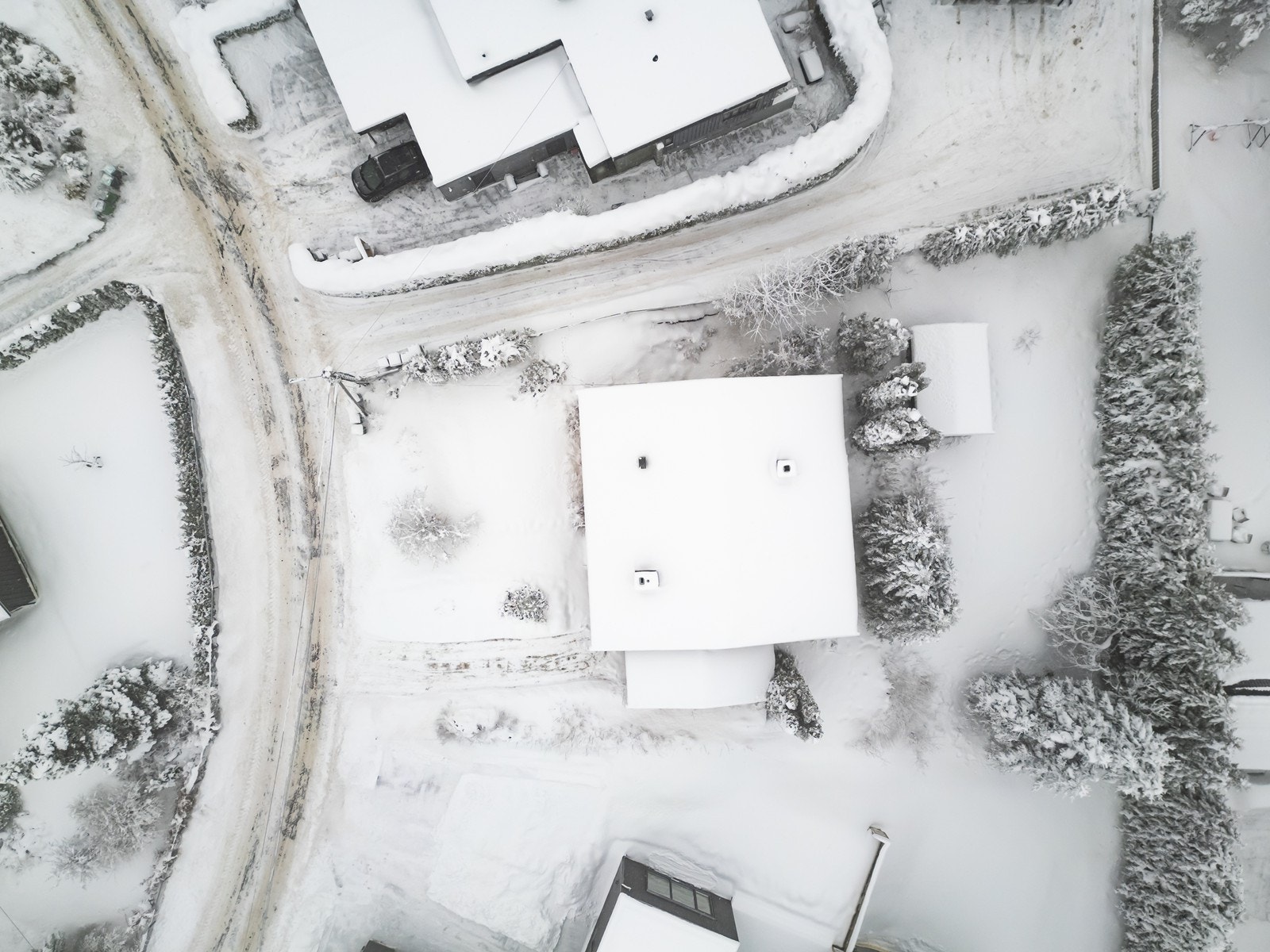 Tomten er ca. 986kvm stor og har en privat adkomstvei, med en garasje på 16 m². Galleribilde