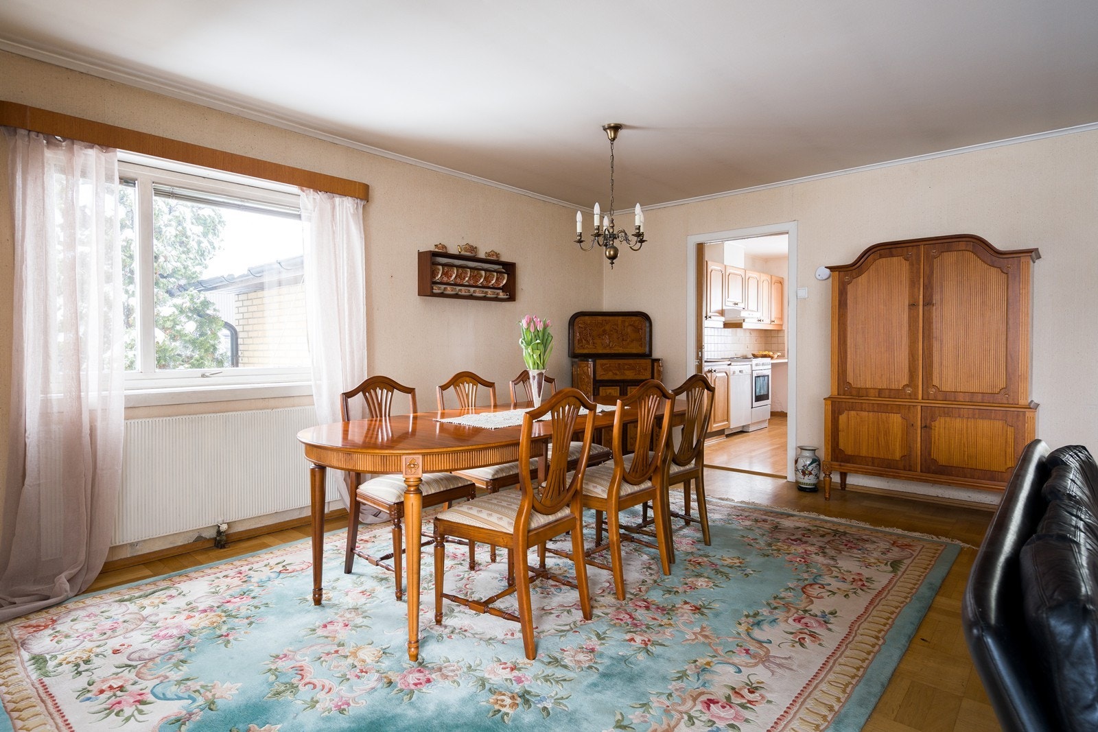 Spisestuen har plass til et stort bord, ideelt for familie og gjester. Galleribilde