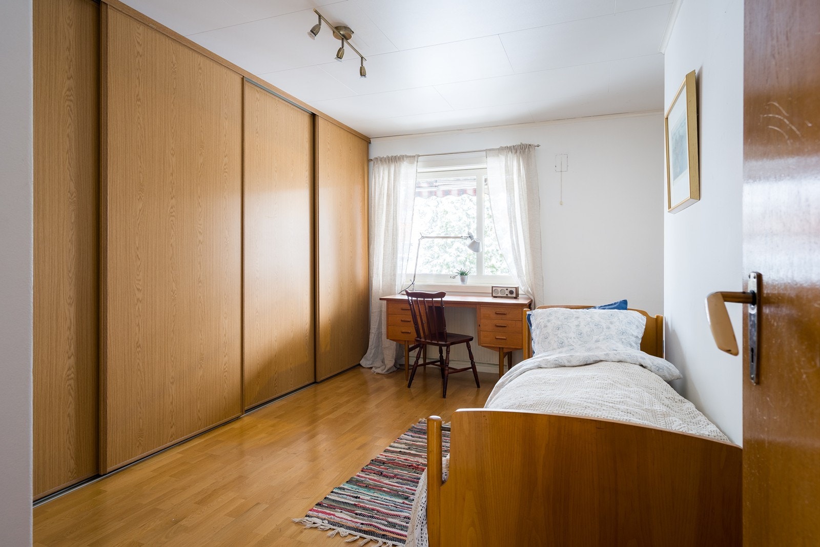 Skyvedørsgarderobe gir effektiv oppbevaring i soverommet. Galleribilde