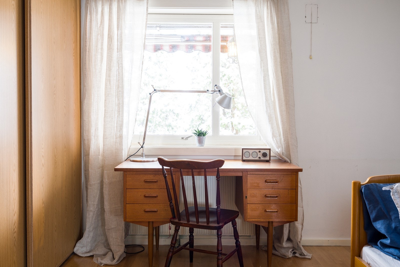 Plassering av skrivebord ved vinduet gir naturlig lys til arbeidsområdet. Galleribilde