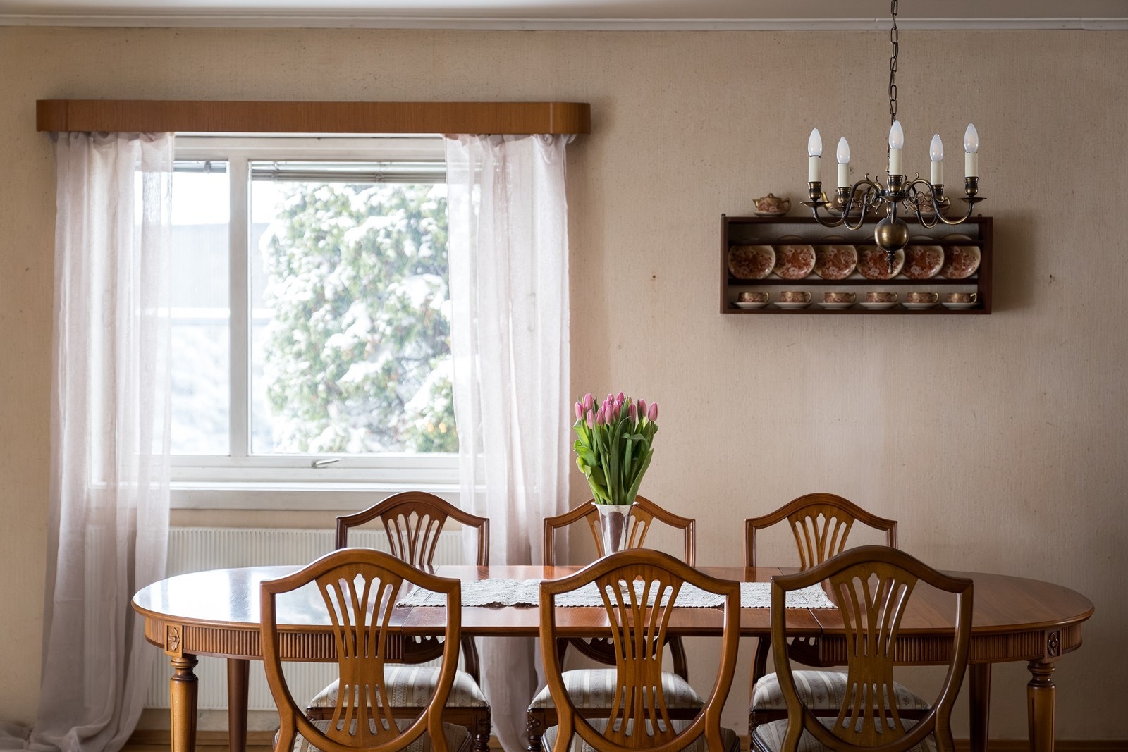 Vinduer i spisestuen gir godt lysinnslipp og en fin atmosfære. Galleribilde