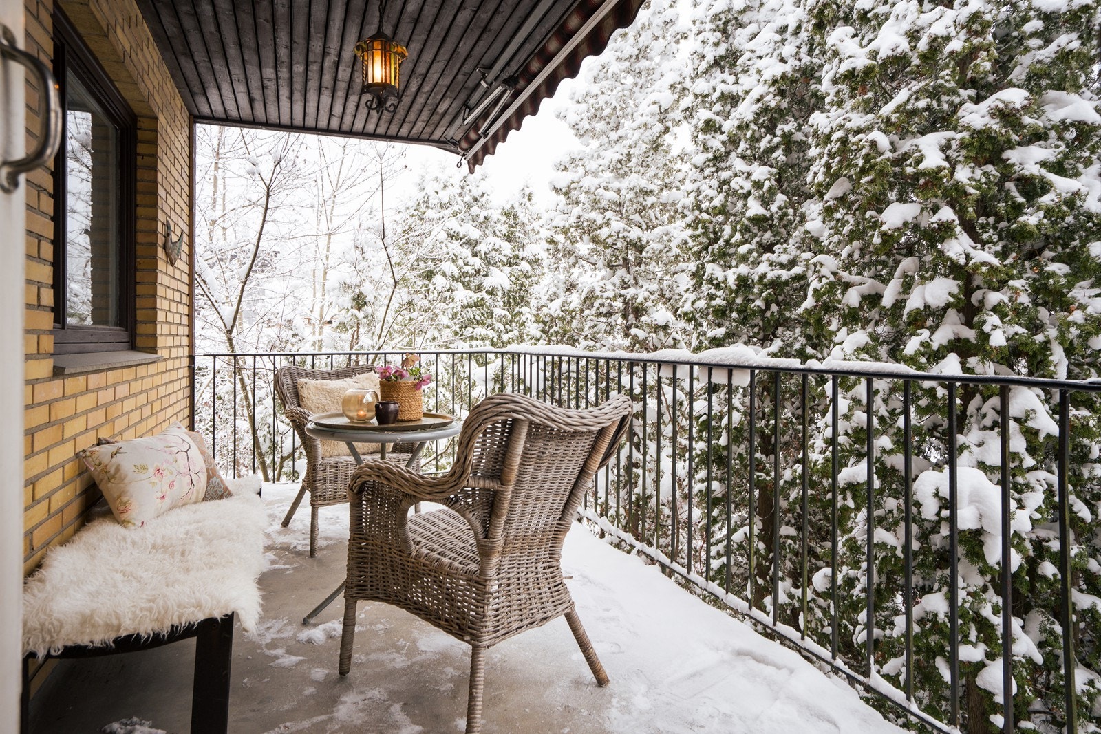 Verandaen har betongkonstruksjon med betongdekke. Betongdekket trenger oppussing. Galleribilde