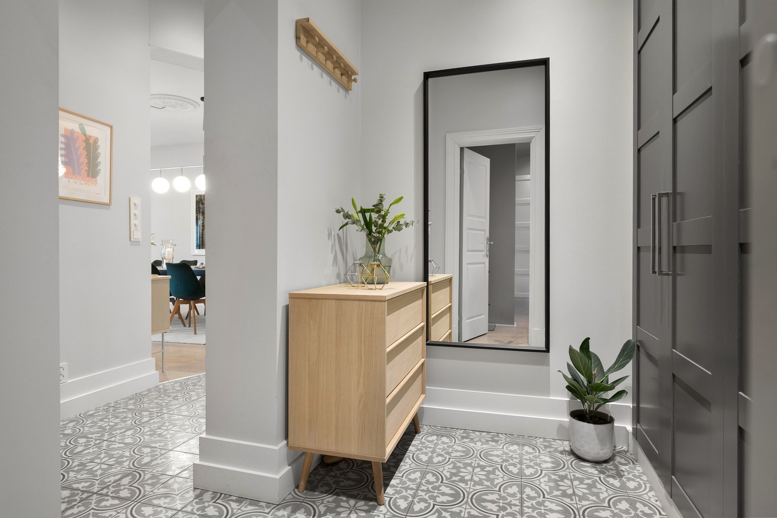 Entre med garderobe for oppbevaring. Varmekabler i gulv. Galleribilde