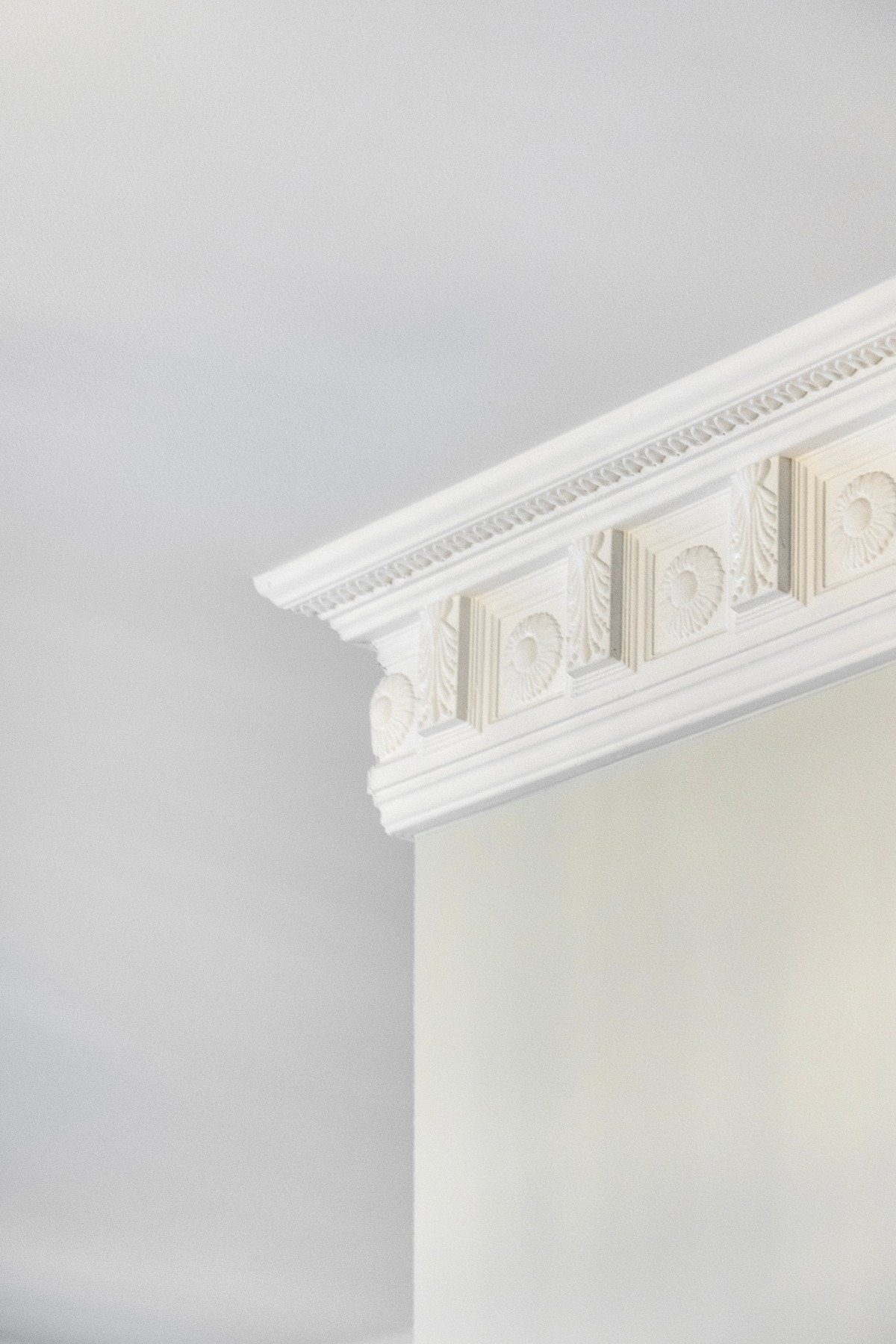 Klassiske detaljer i stuen som rosett og stukkatur. Galleribilde