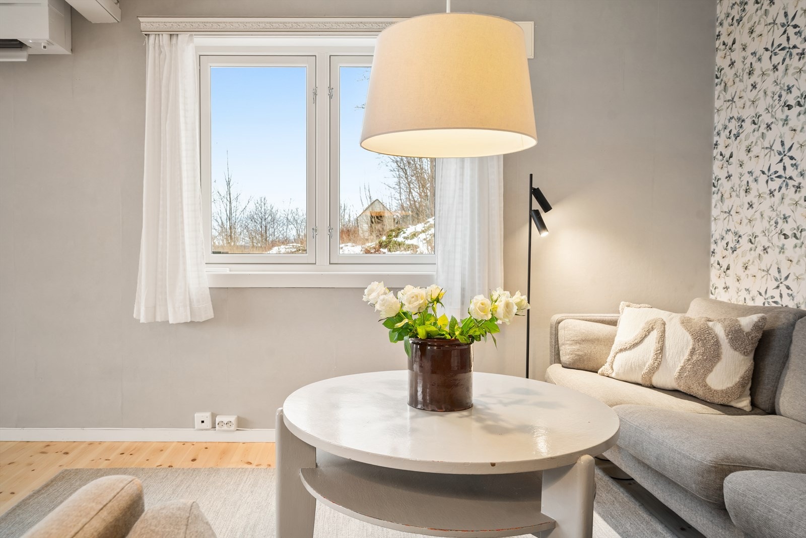 Stuen har vindu mot uteområde. Galleribilde