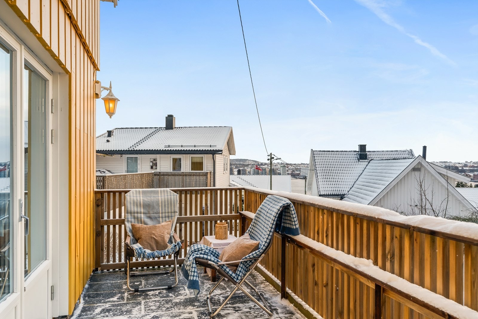 Terrasse med utgang fra stuen i første etasje har og utsyn mot Mossesundet. Galleribilde
