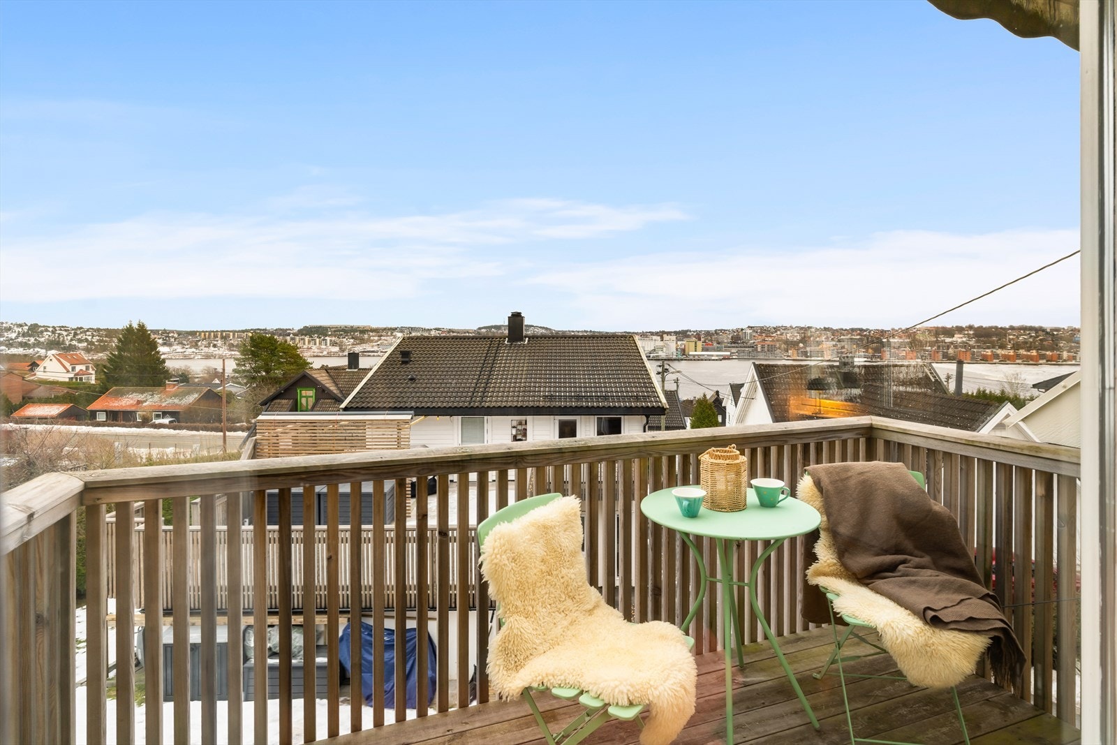 Balkong med deilig morgensol - perfekt sted for en rolig kaffestund mens du skuer ut mot havet. Galleribilde