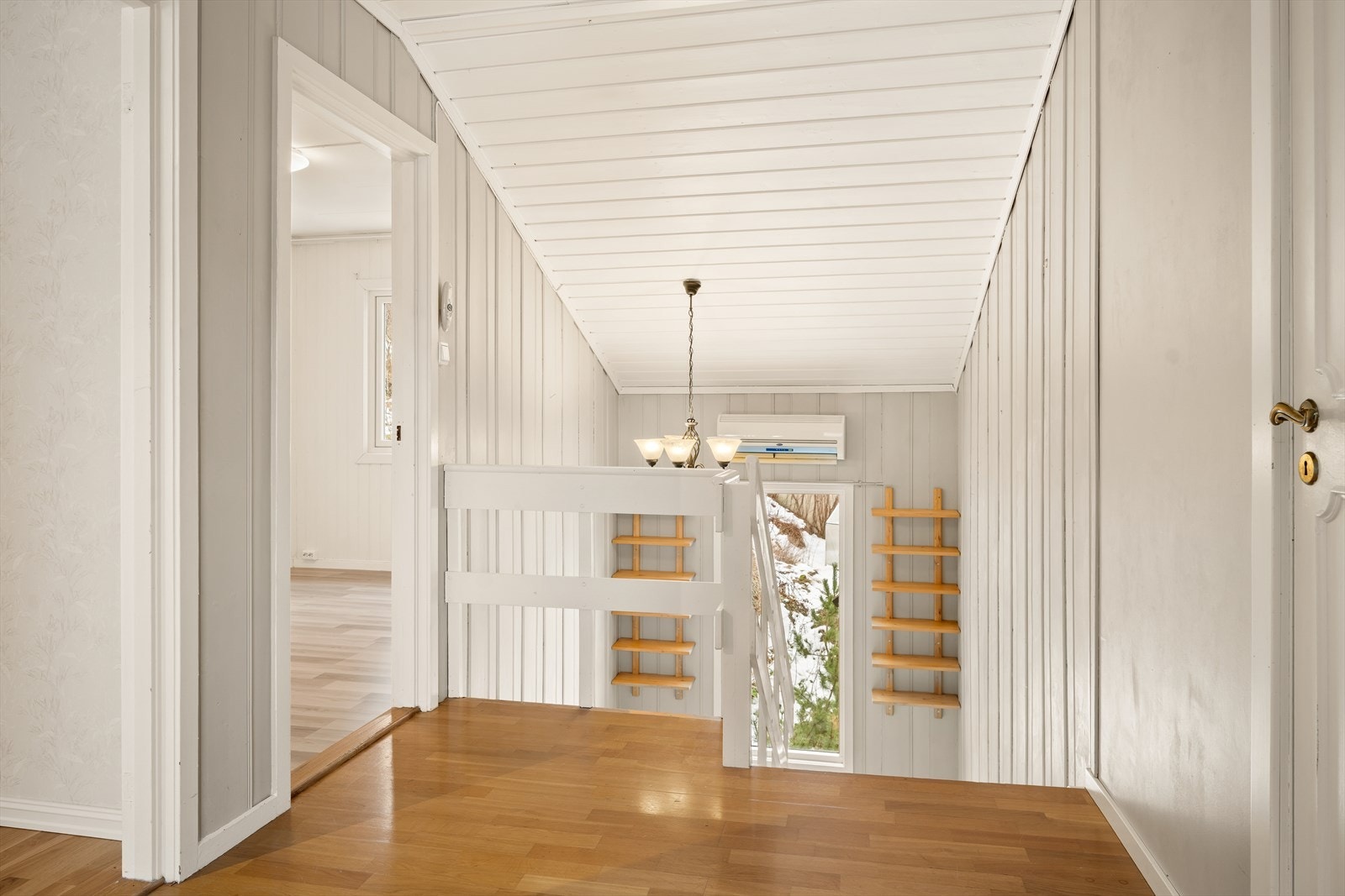 Trapperom med utgang til kjøkken, soverom og oppholdsrom i tilbygg Galleribilde