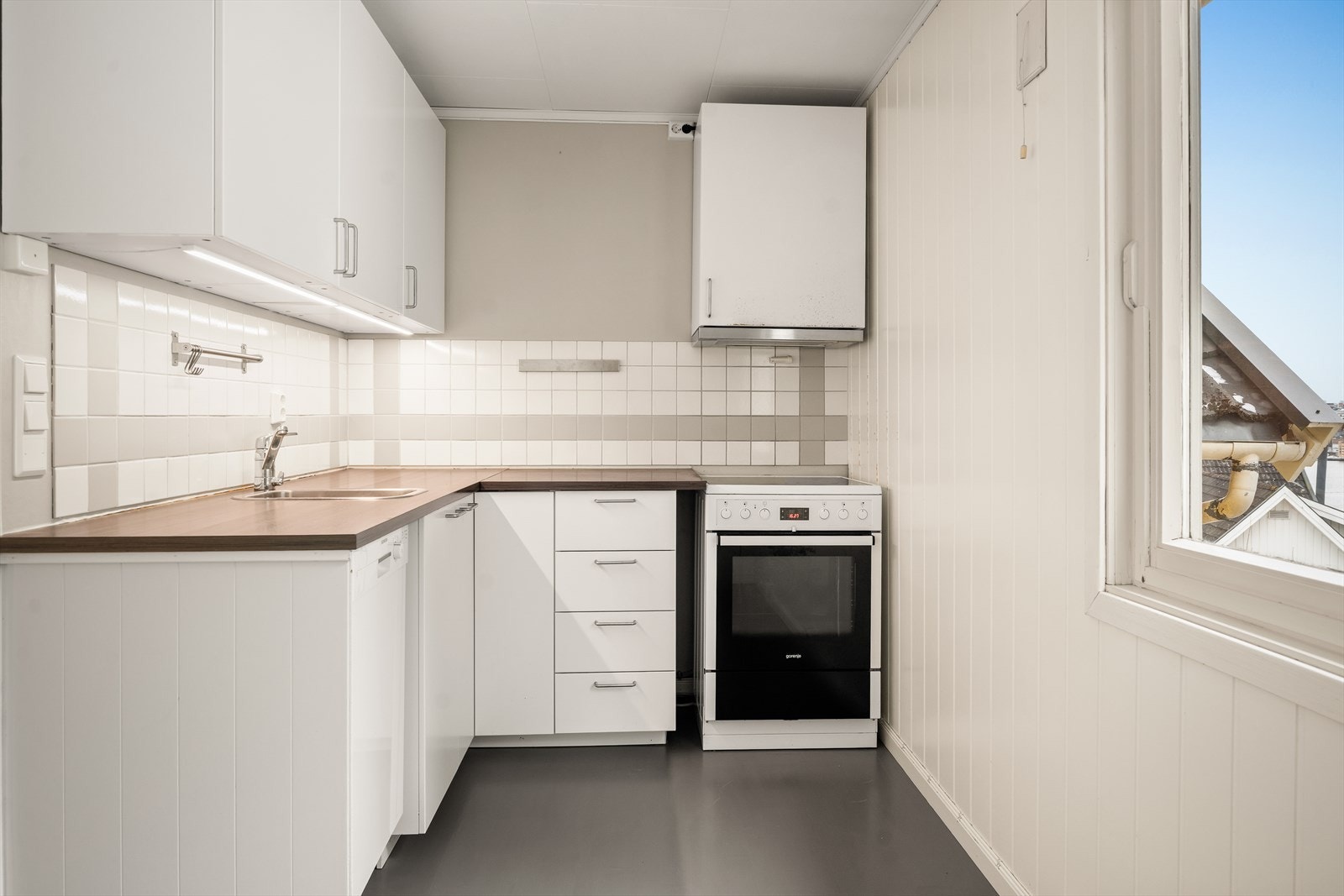 Kjøkken i tilbygg er funksjonelt med åpning mot trapperom. Galleribilde