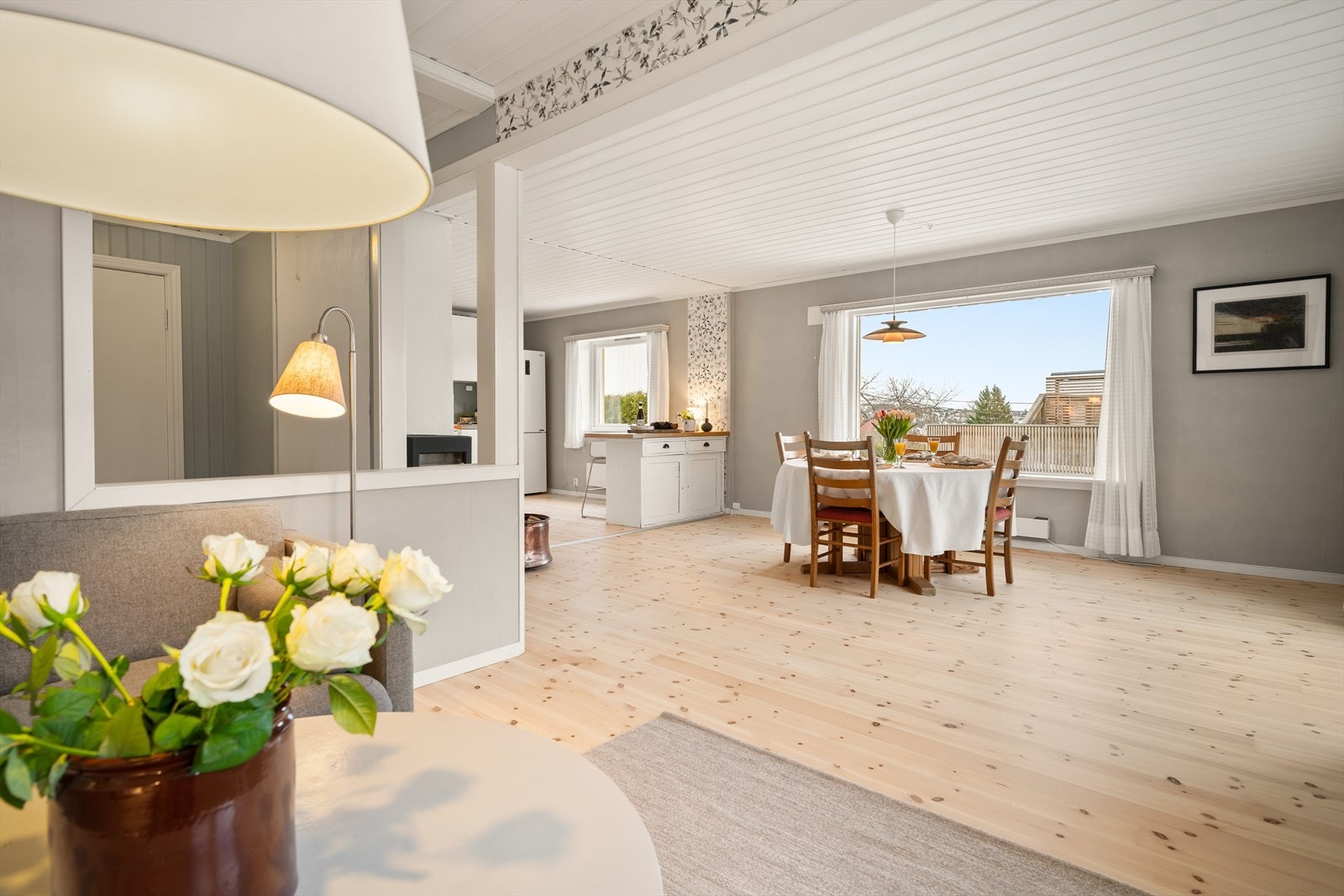 Stor stue med åpen kjøkkenløsning Galleribilde