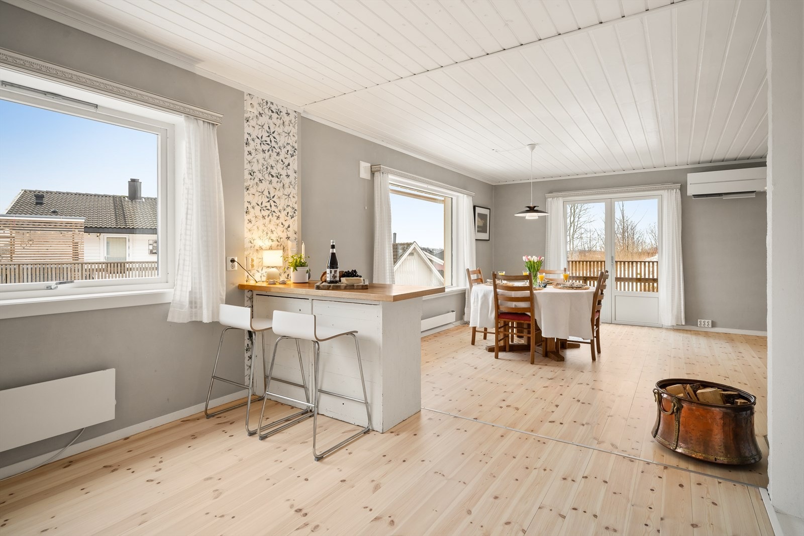 Varmepumpe og peis i stue Galleribilde