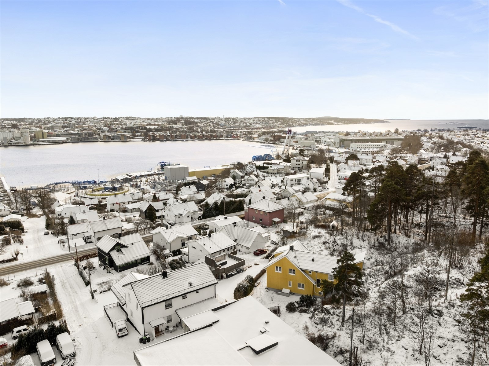 Jeløy er hjem til rundt 12 000 fastboende og er forbundet med Moss via Kanalbroen. Galleribilde