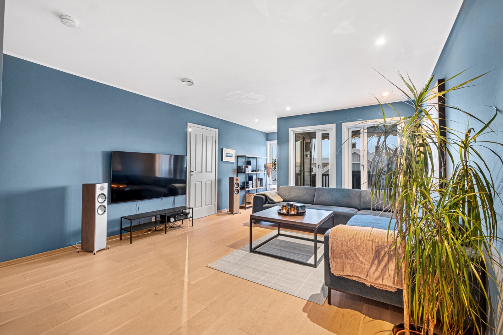 Store vindu som slipper inn godt med naturlig lys i rommet. Galleribilde