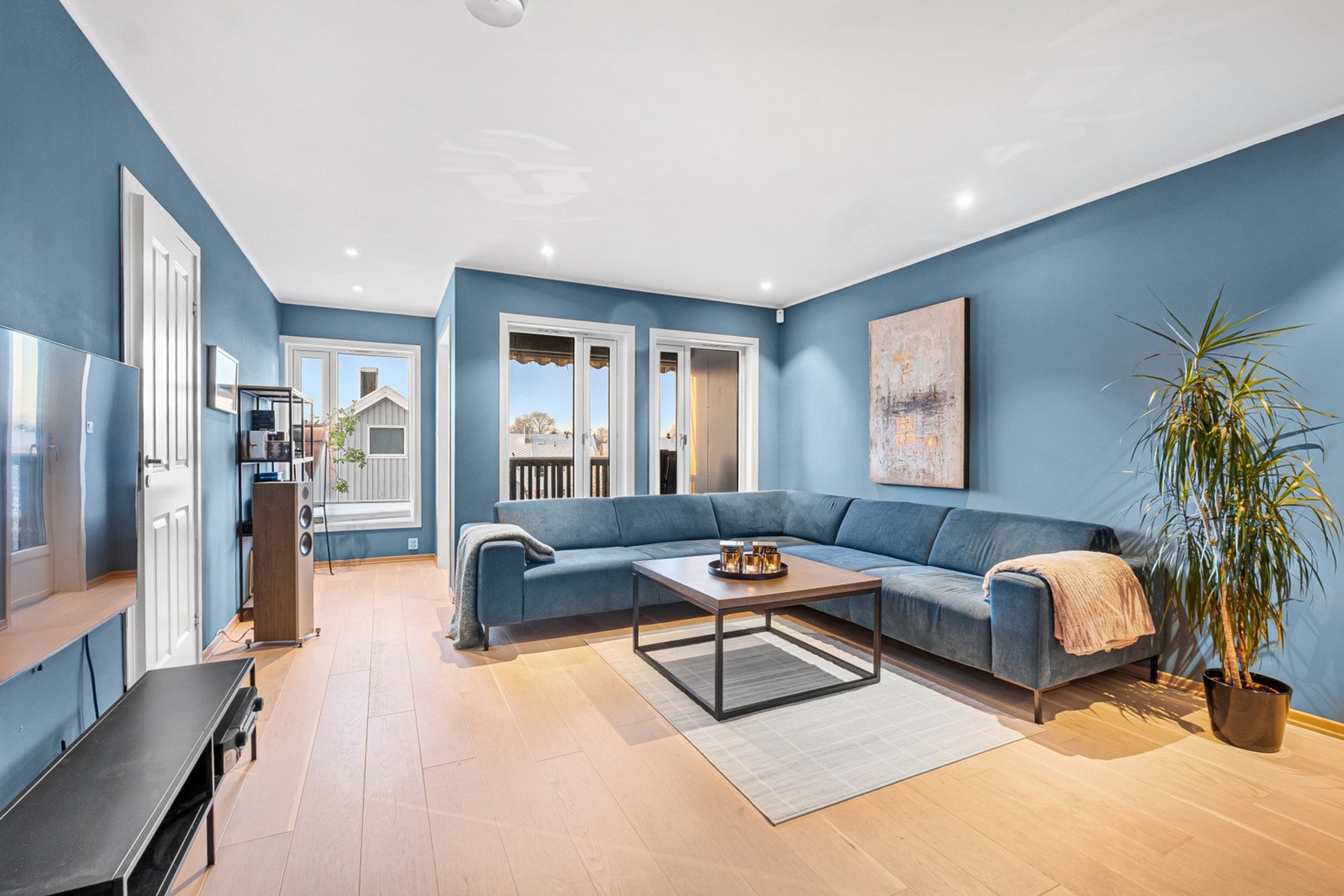 Det er en-stavs eikeparkett på gulvet og malte vegger. Det er også spotter i taket. Galleribilde