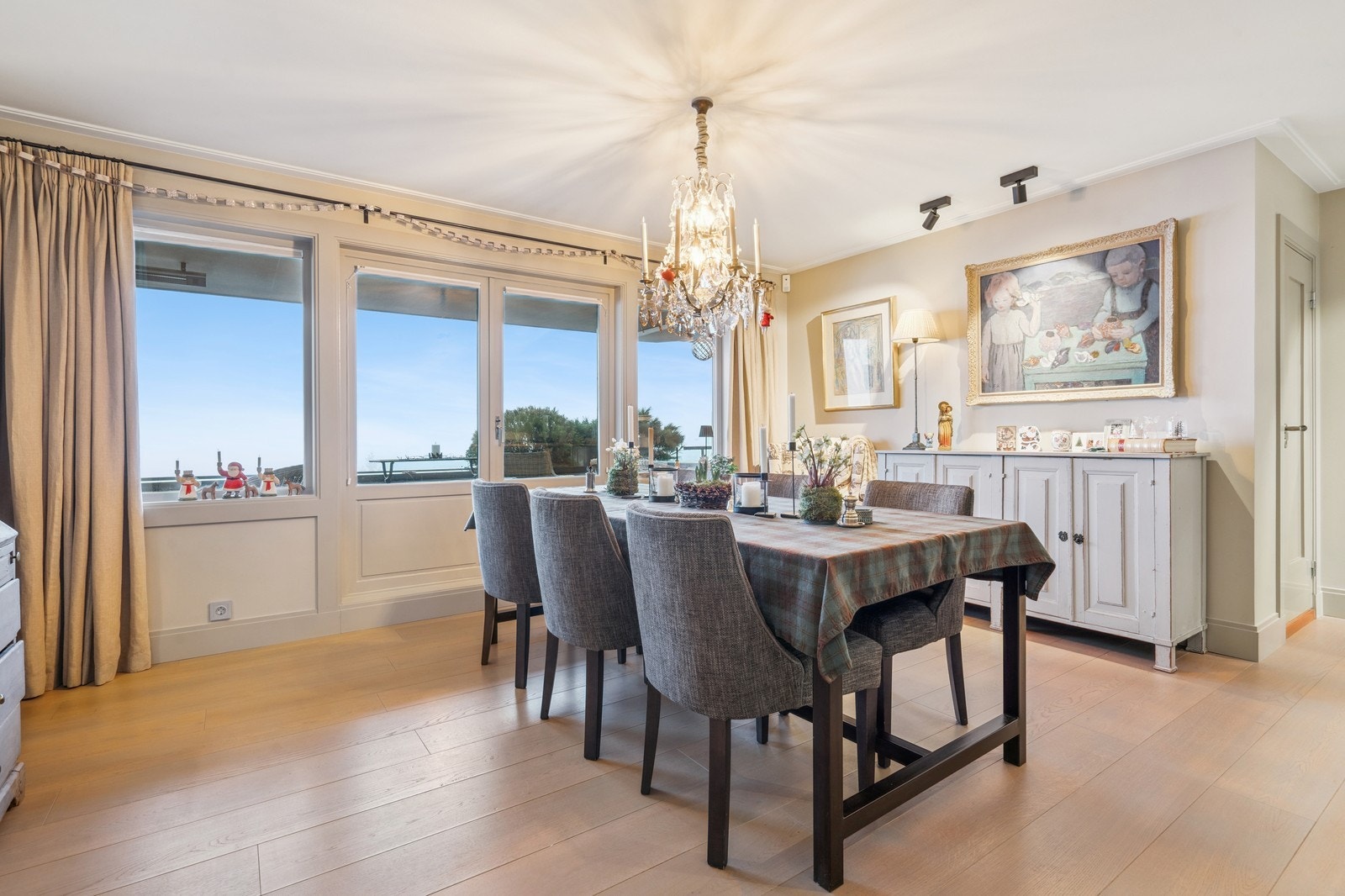 Utgang mot langstrakt balkong Galleribilde