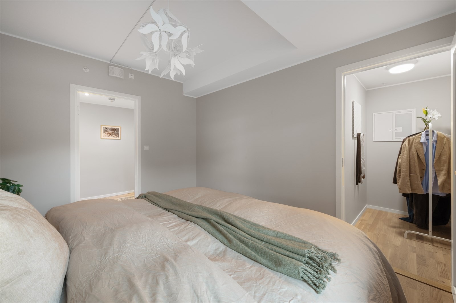 - Merk praktisk walk-in-closet i tilknytting til soverommet - Galleribilde