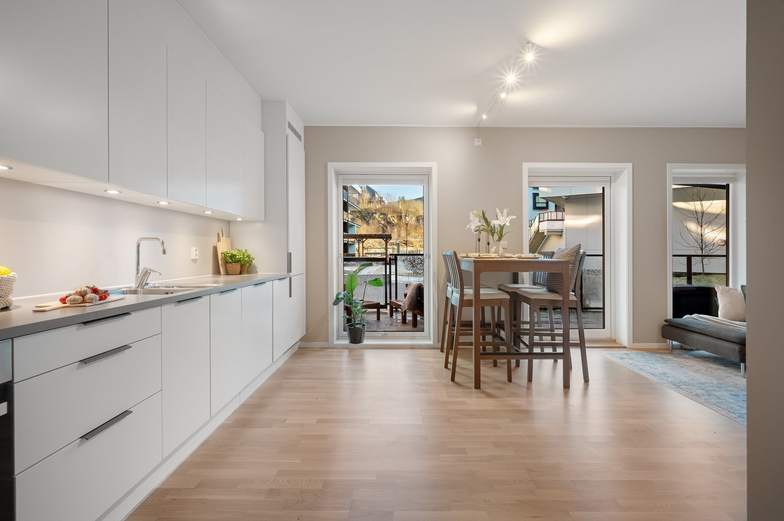 - Ny eier får gleden av integrert stekeovn, induksjon platetopp, oppvaskmaskin og kjøle-fryseskap - Galleribilde