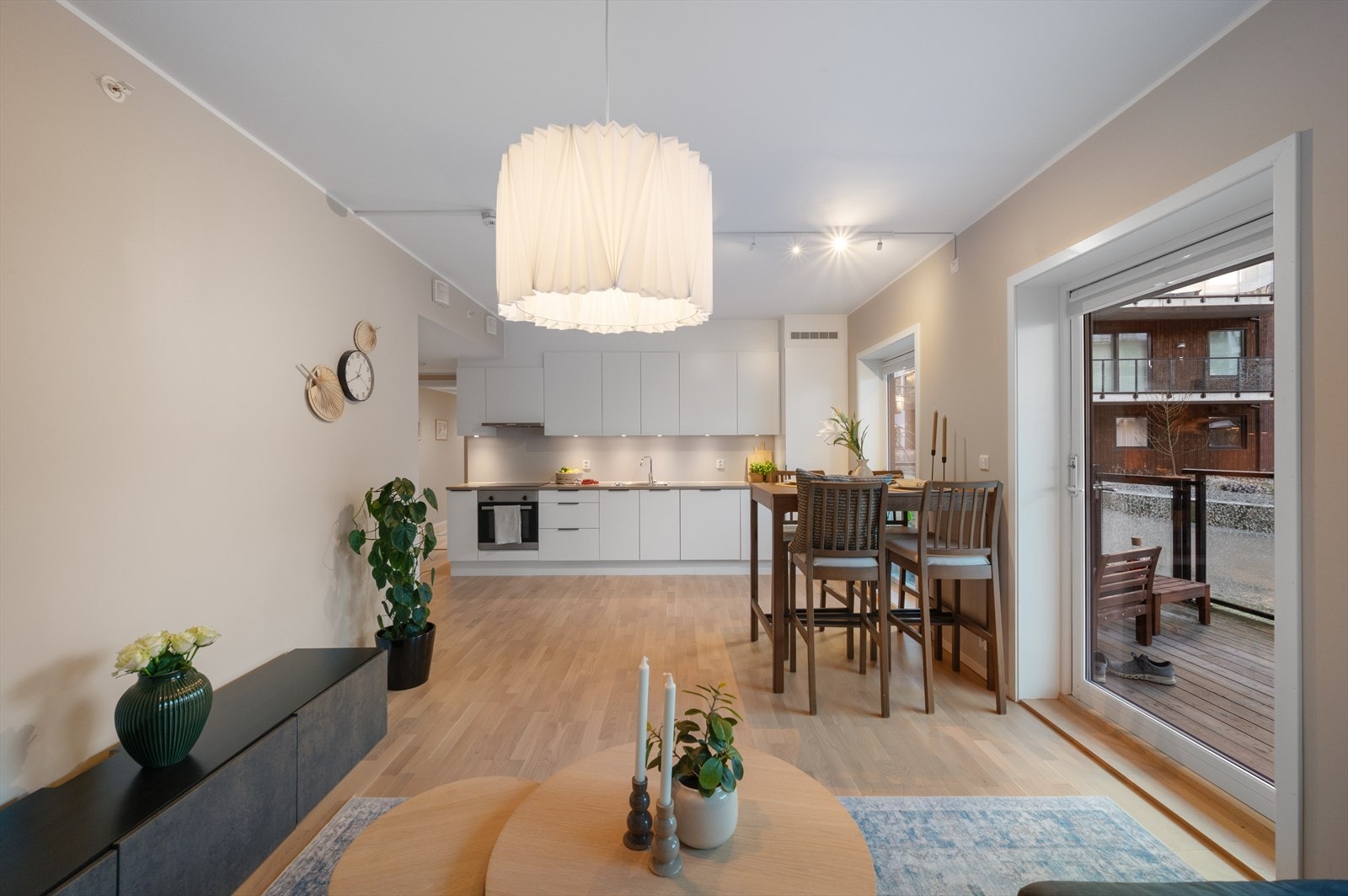 - Åpen stue- og kjøkkenløsning på 27,4m². - Merk de generøse vindusflatene med praktisk solskjerming - Galleribilde