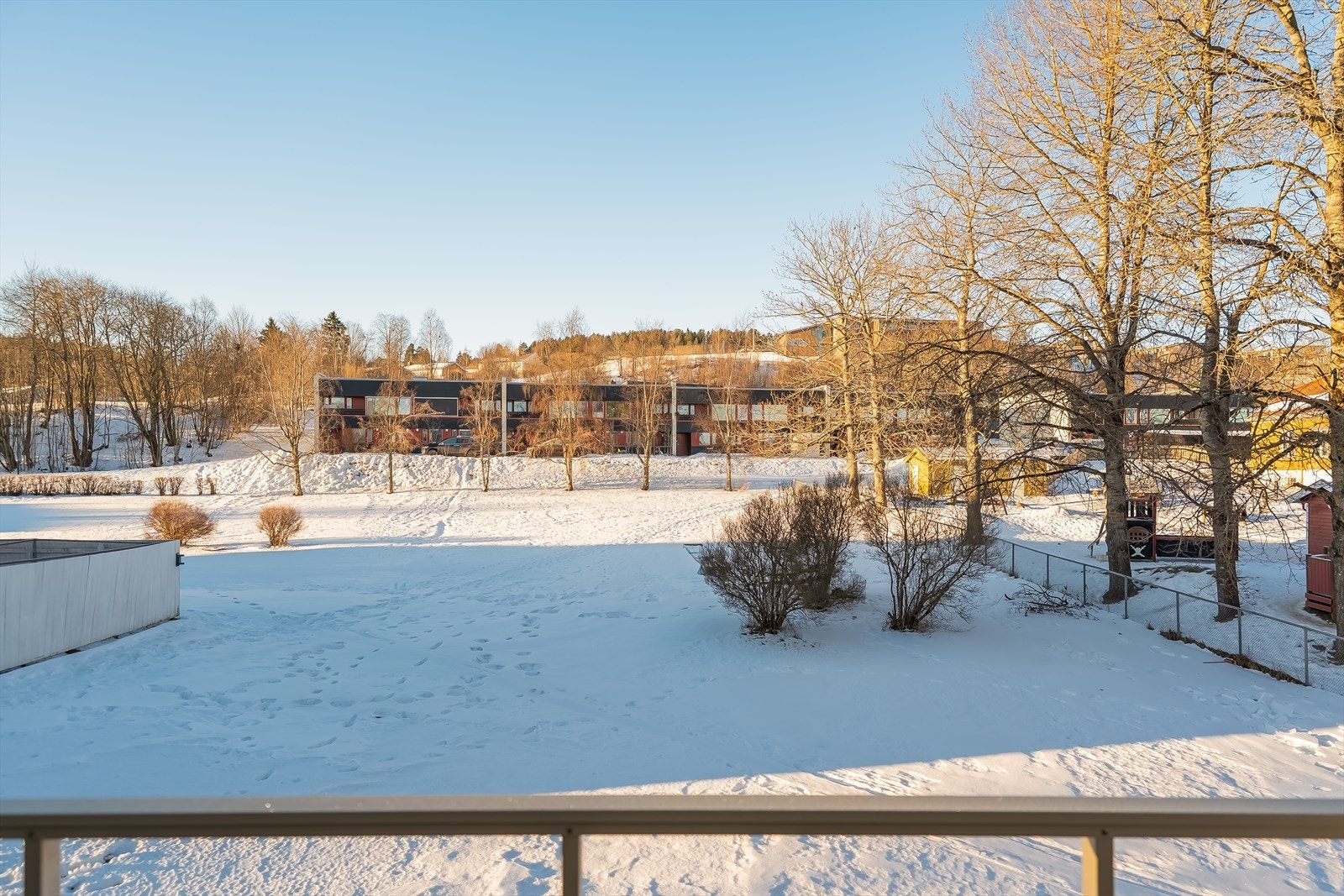 Det er frodige og store grøntområder som omkranser området. Grøntområdene er til fri disposisjon for beboerne. Galleribilde