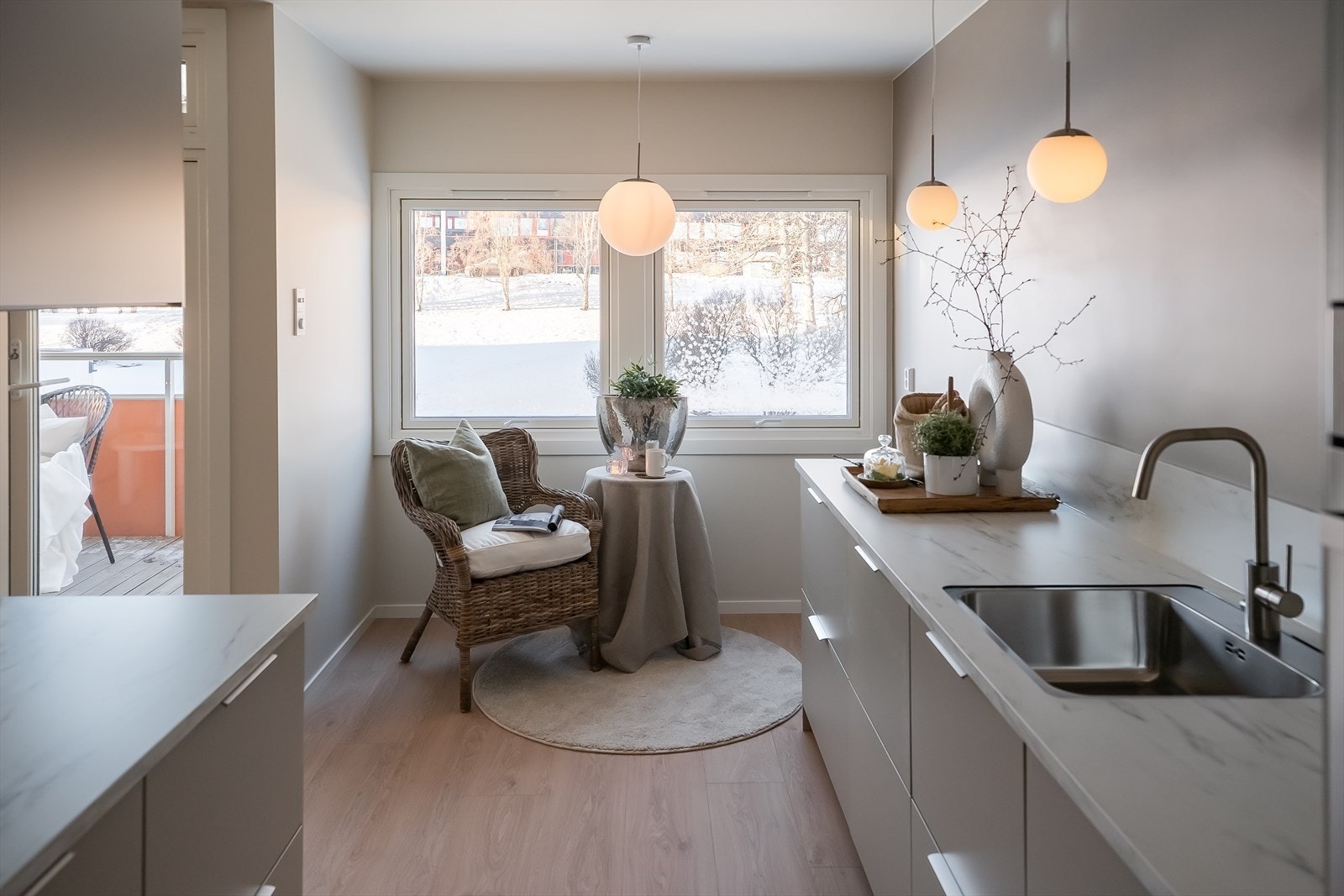 I enden av kjøkkenet har man plass til et mindre spisebord til hverdagen. Gode vindusflater også på kjøkkenet som gir rikelig med lysinnslipp. Galleribilde